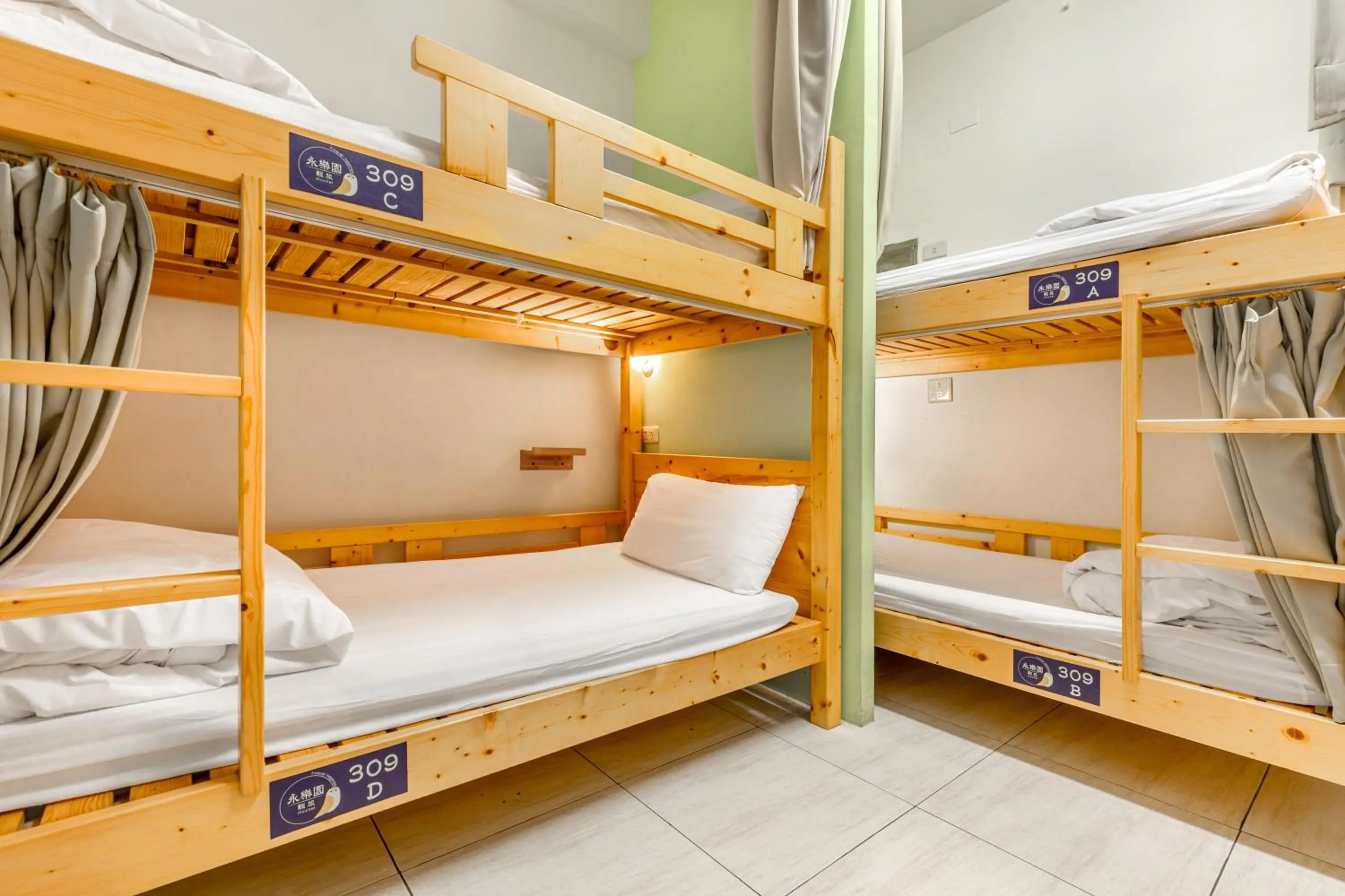 Photo of the whole room, Bed in Forever Happiness Hostel