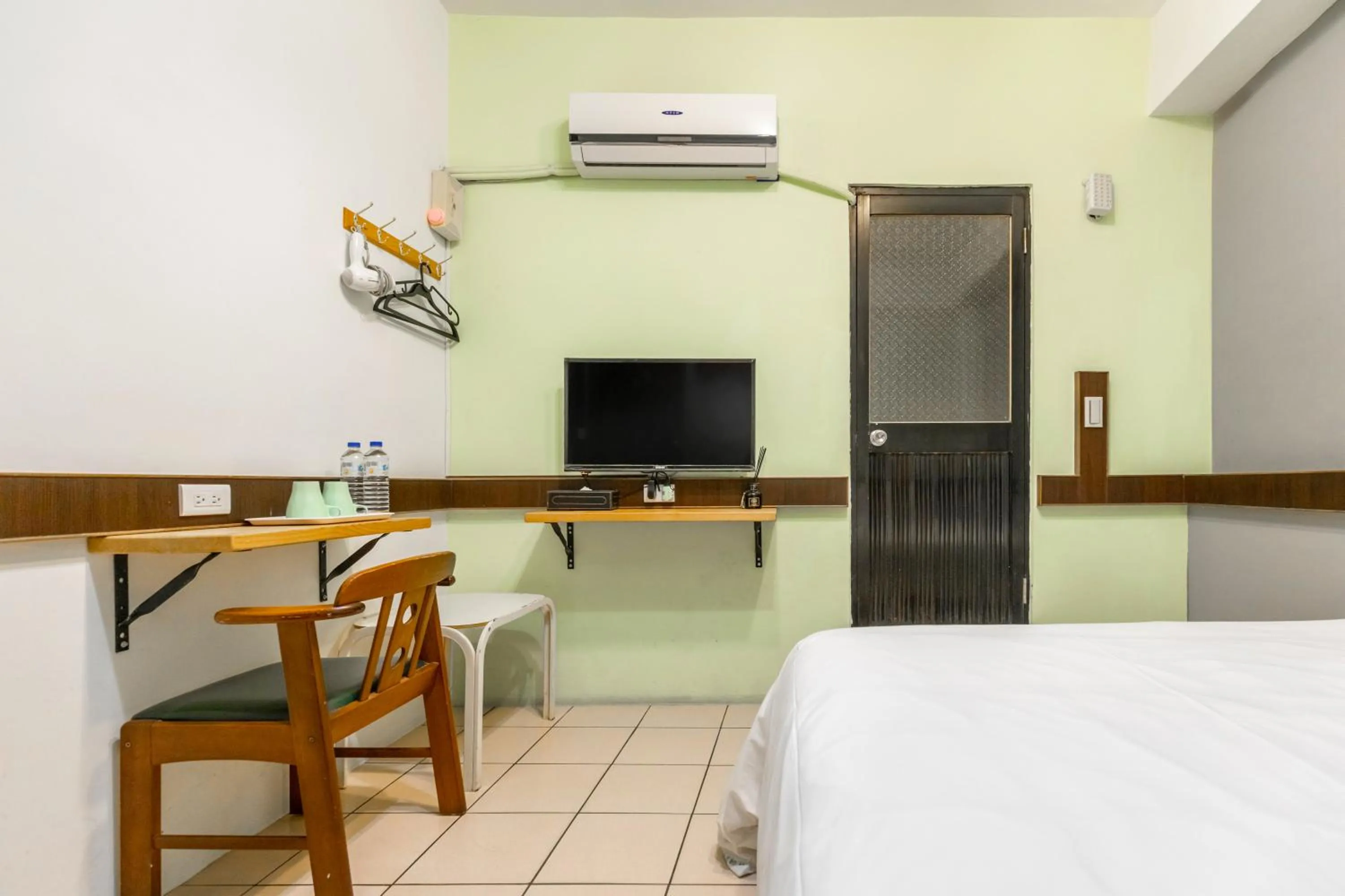 Photo of the whole room, Bed in Forever Happiness Hostel