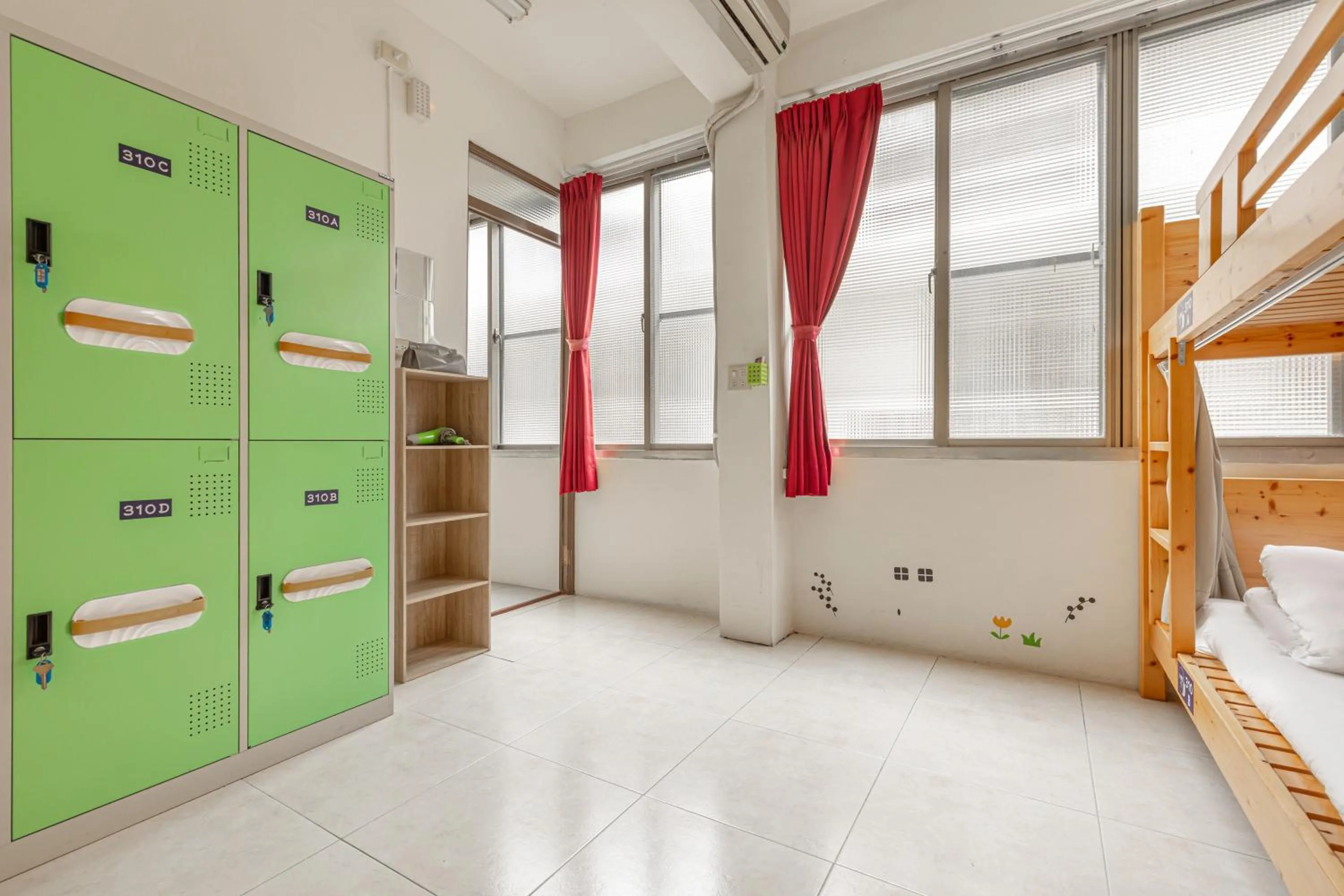 Photo of the whole room, Bed in Forever Happiness Hostel