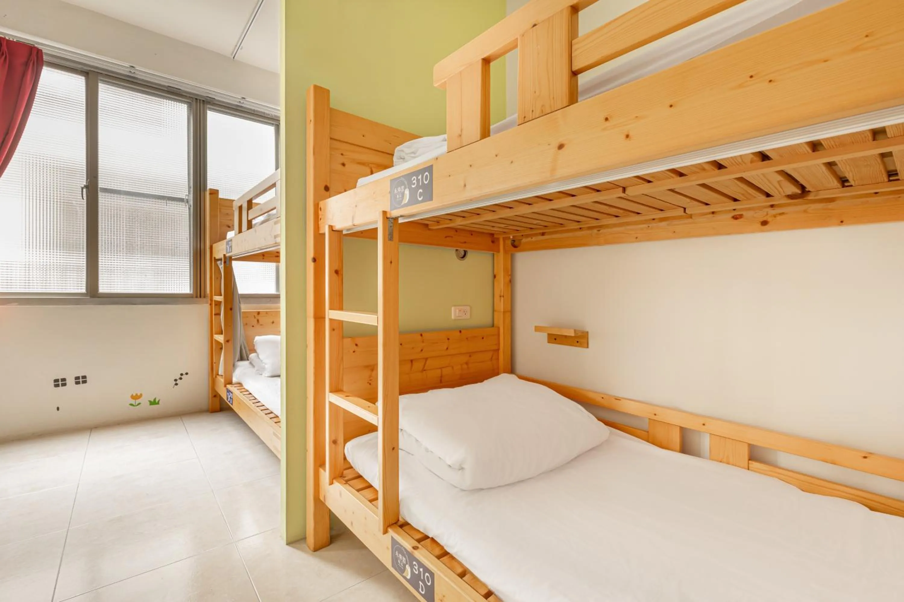 Photo of the whole room, Bed in Forever Happiness Hostel