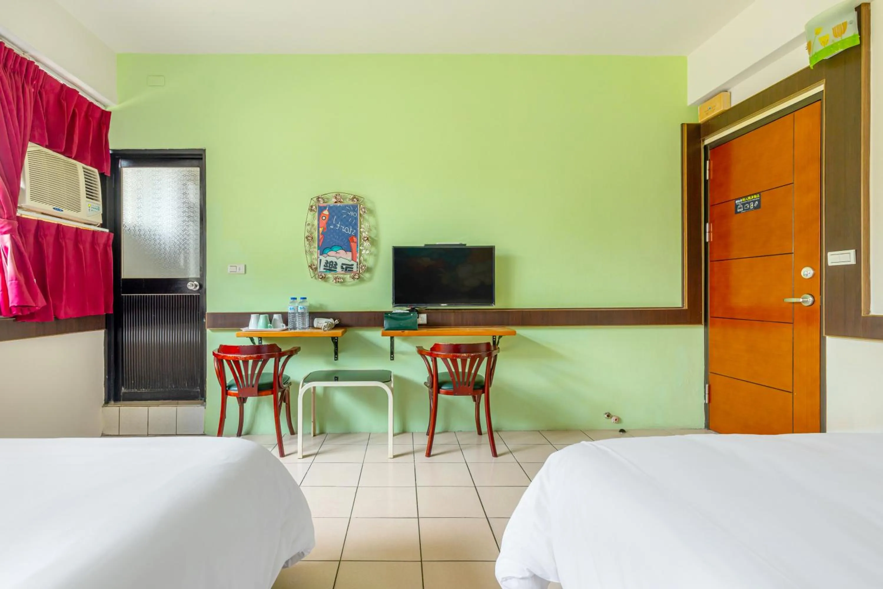 Photo of the whole room, Bed in Forever Happiness Hostel