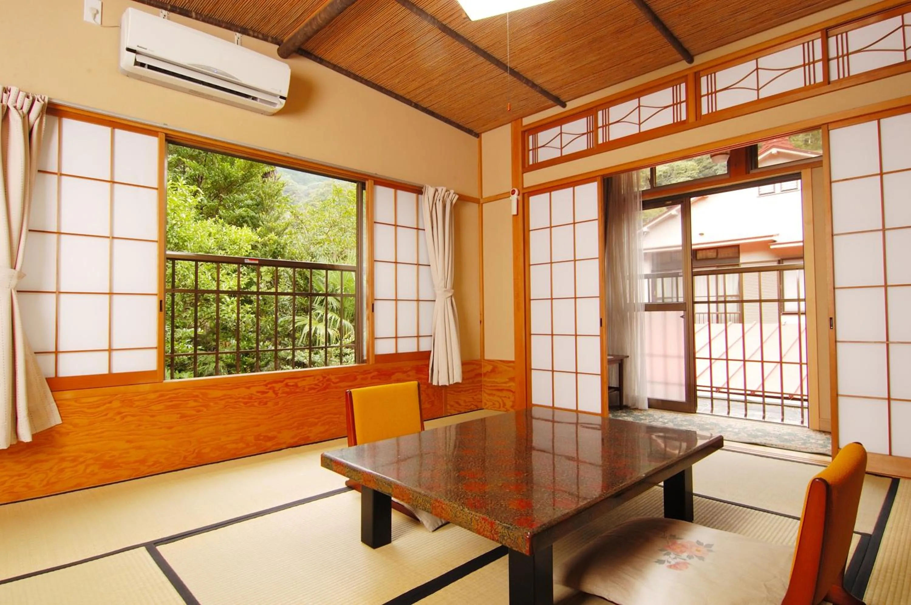 Seating area in Sansou Nagisa