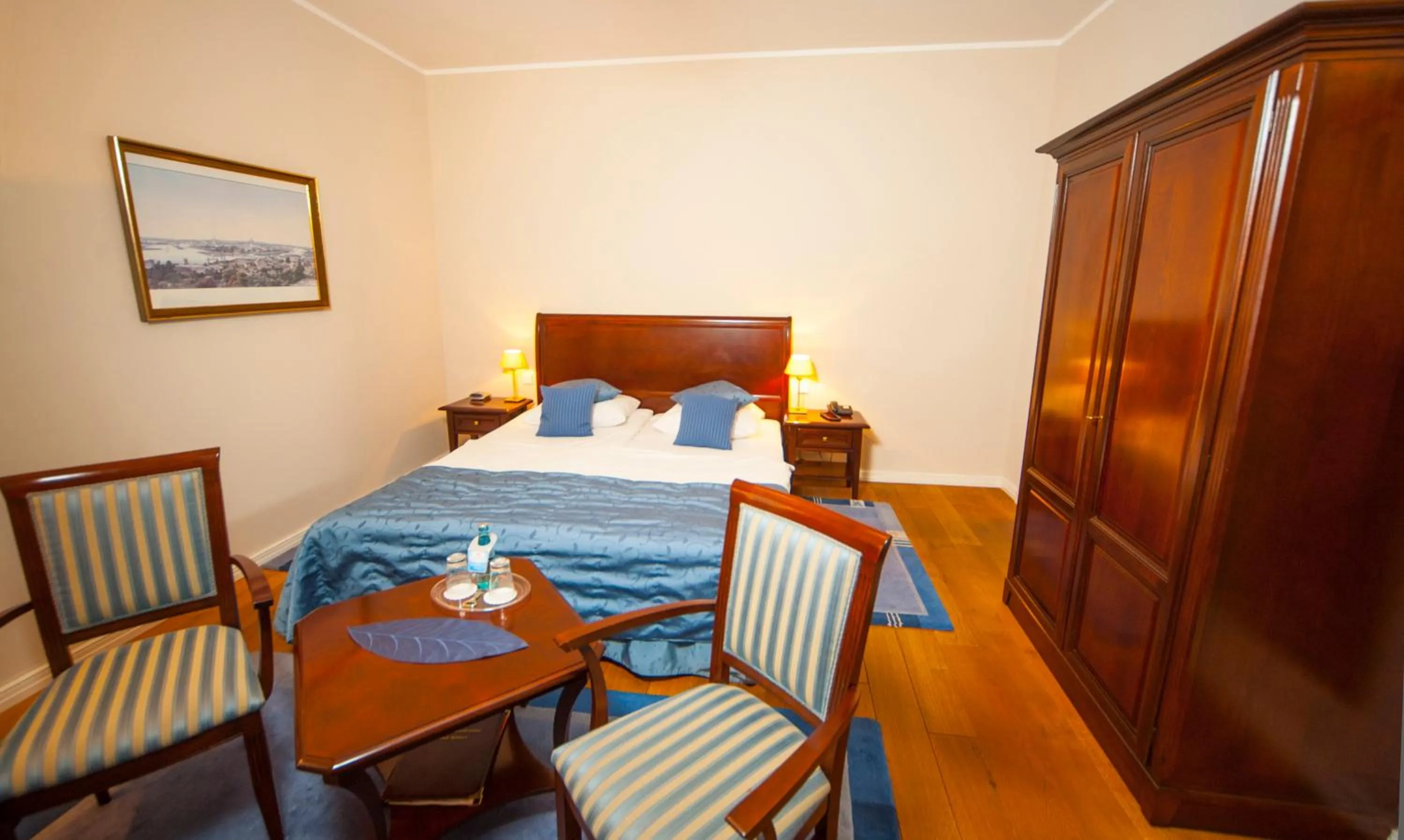 Photo of the whole room, Bed in Hotel zum Hofmaler