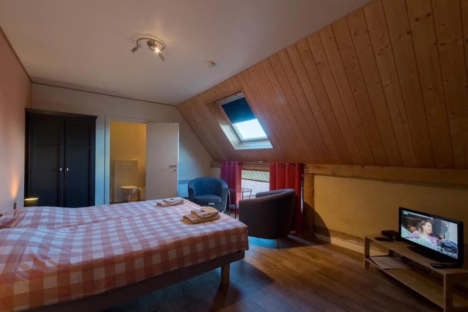Photo of the whole room, Bed in B&B 't Maanhof