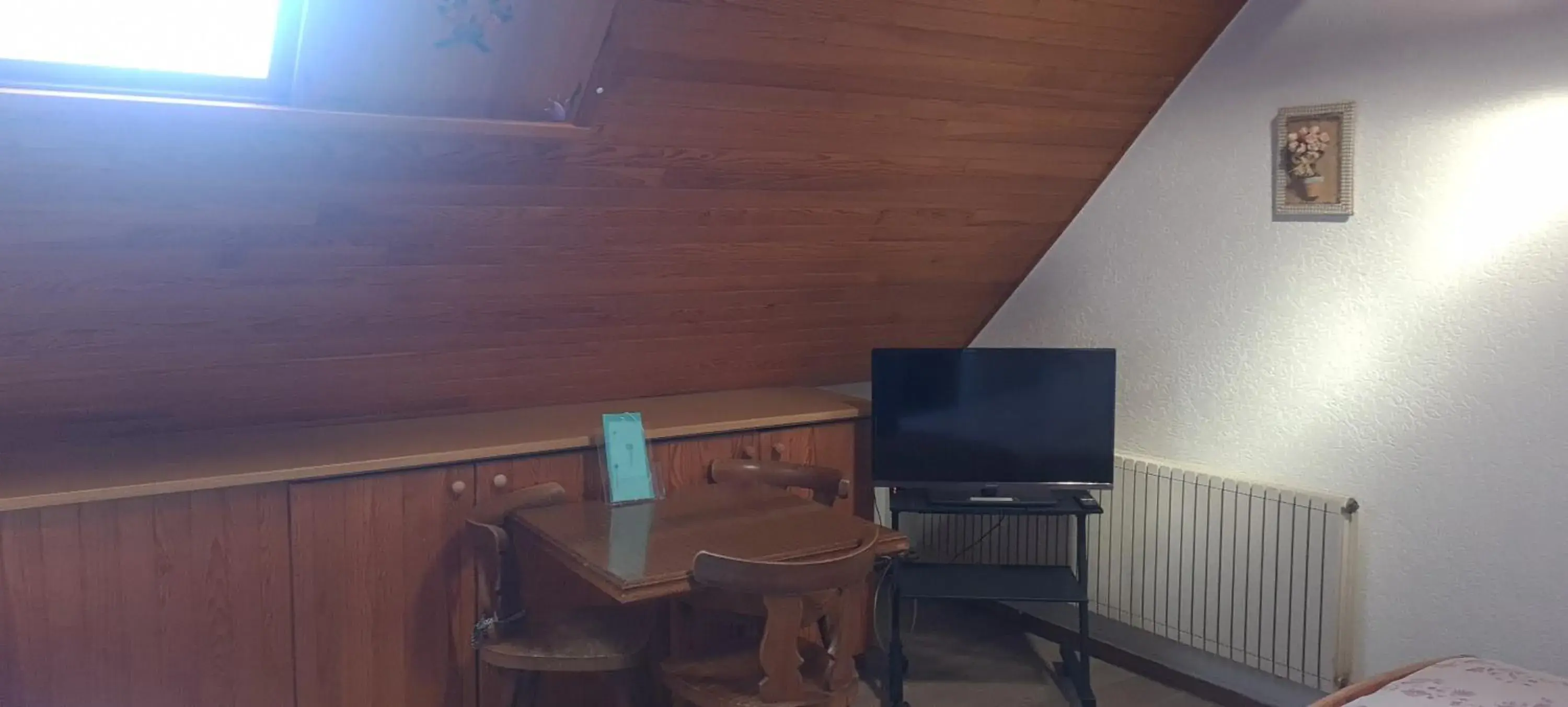 Quadruple Room with Private Bathroom in Gîte et chambres d'hôtes Les Framboises Quadruple Room with Private Bathroom in Gîte et chambres d'hôtes Les Framboises