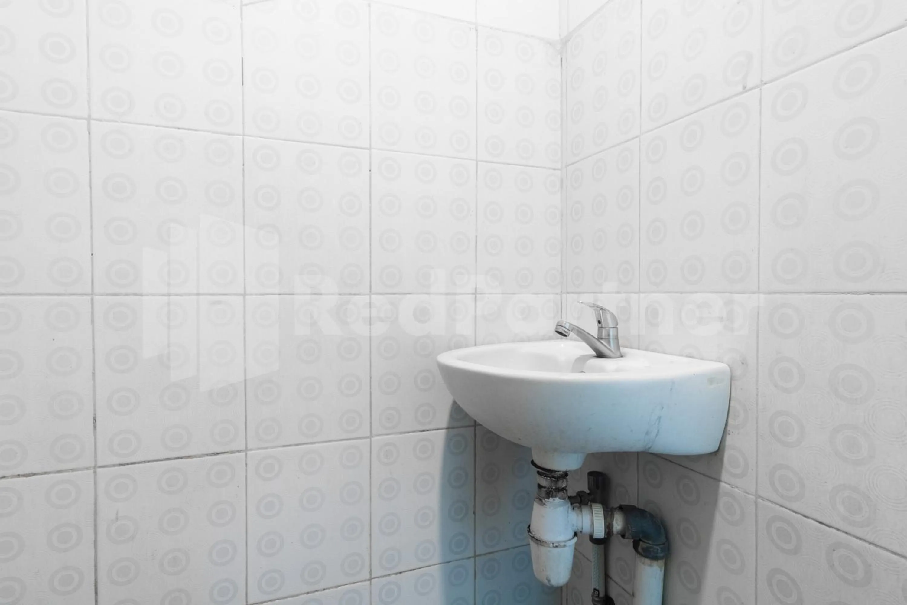 Bathroom in Teratai Guesthouse at RS Adam Malik Medan Mitra RedDoorz