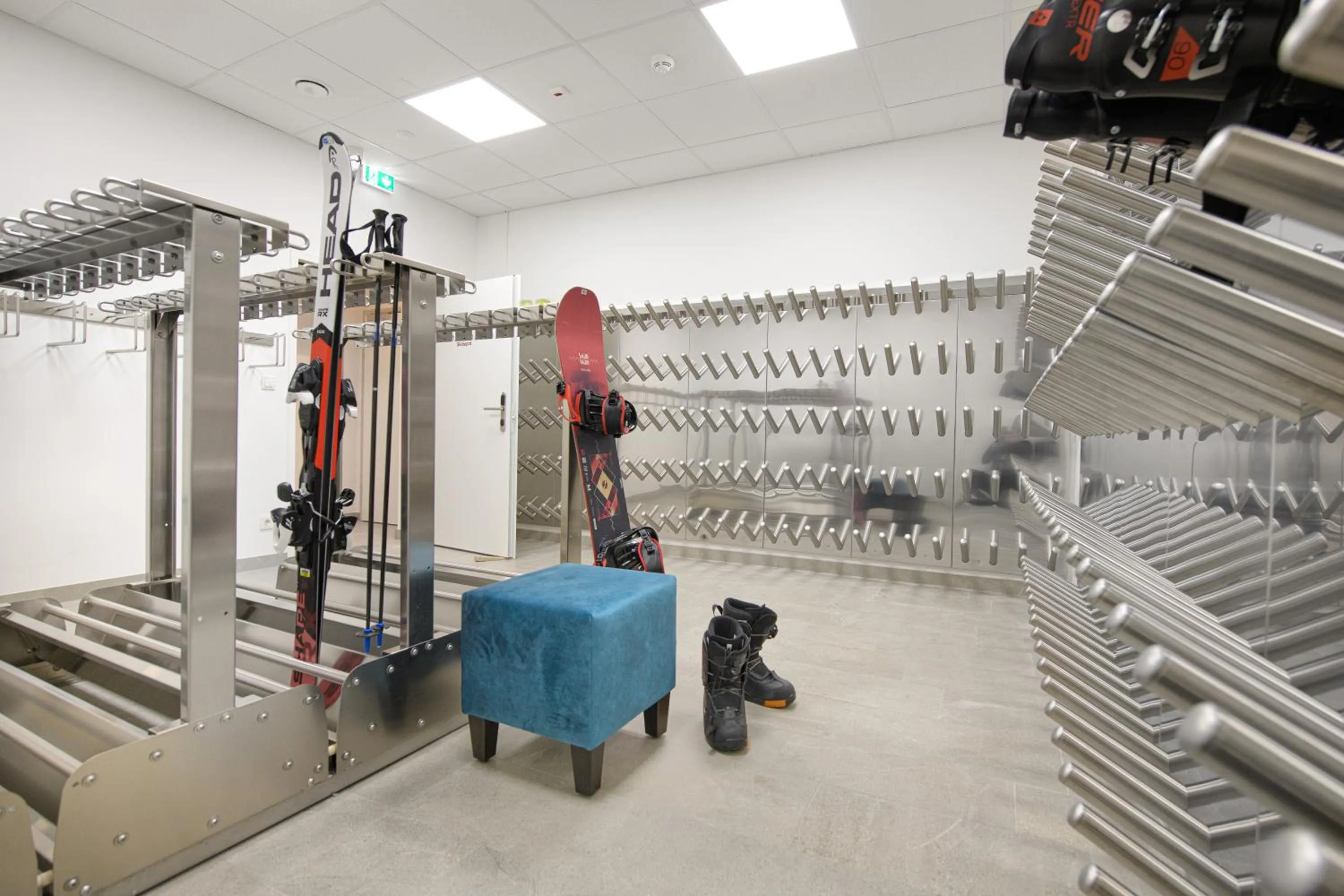 Skiing in AlpenParks Hotel & Apartment Hochkönig