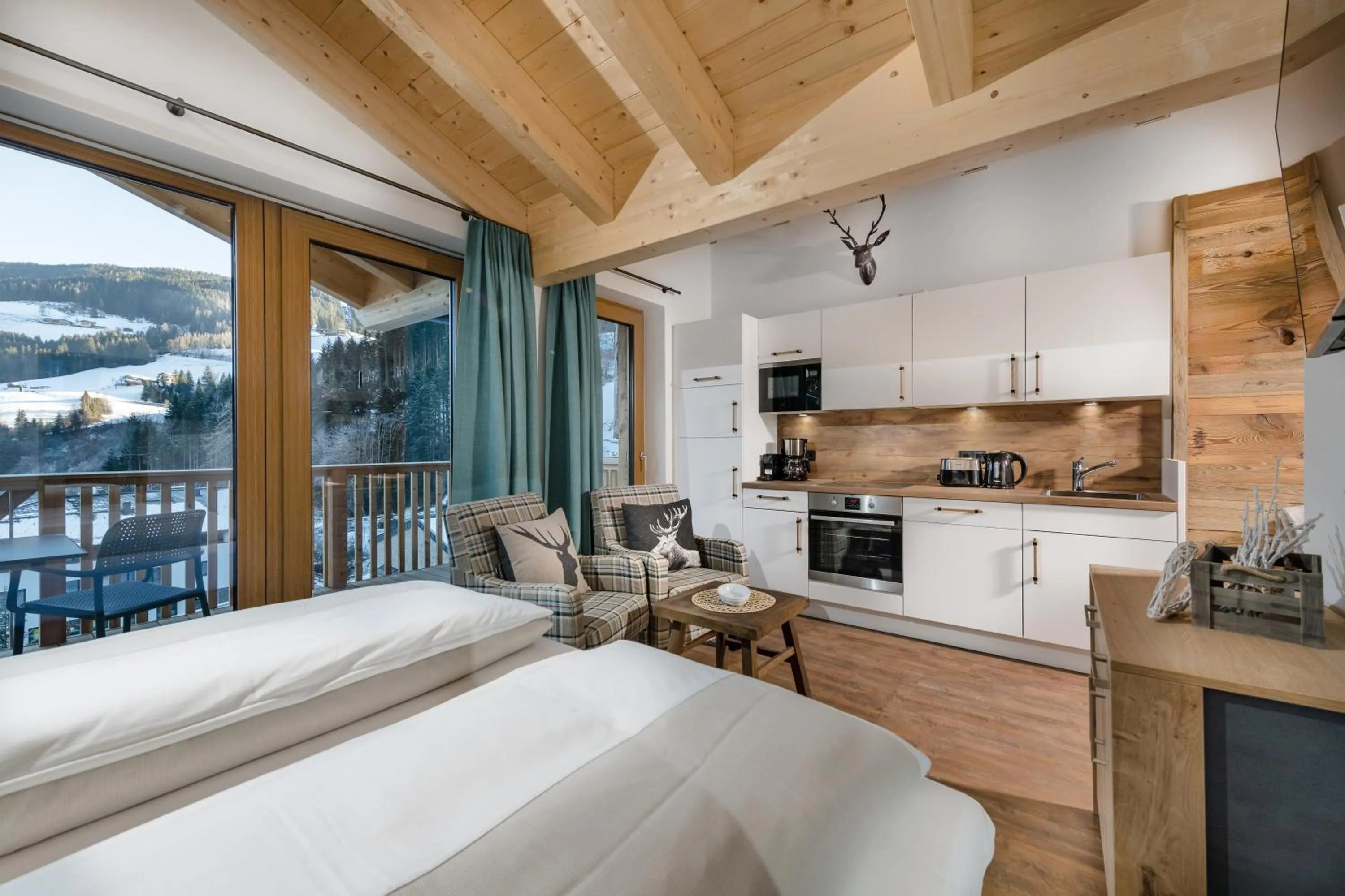 Living room, Bed in AlpenParks Hotel & Apartment Hochkönig