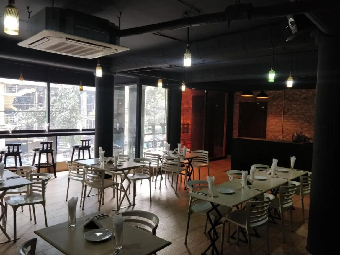 Restaurant/places to eat in Hotel Zakaria International