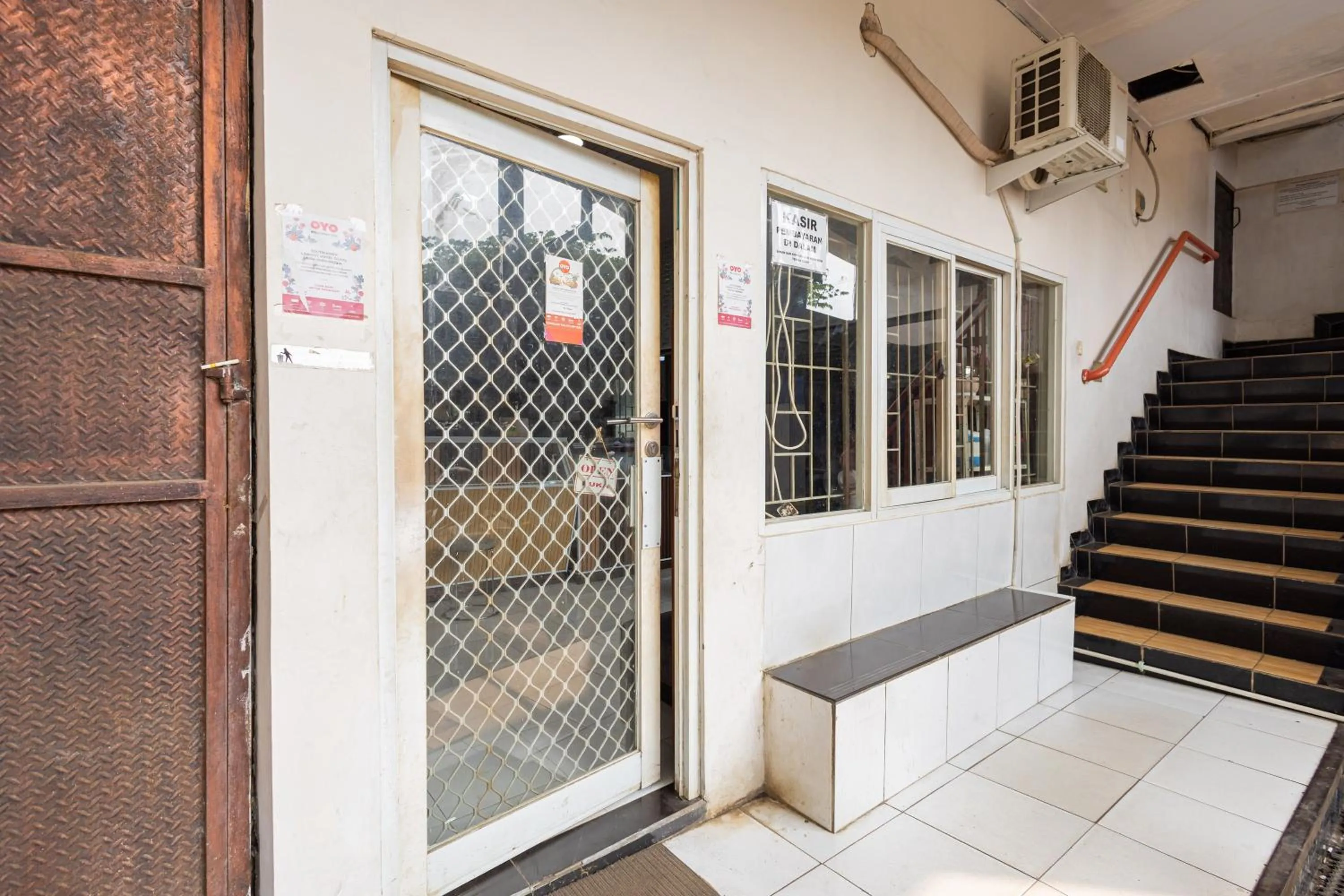 Facade/entrance in Alfa Guesthouse Serpong Mitra RedDoorz