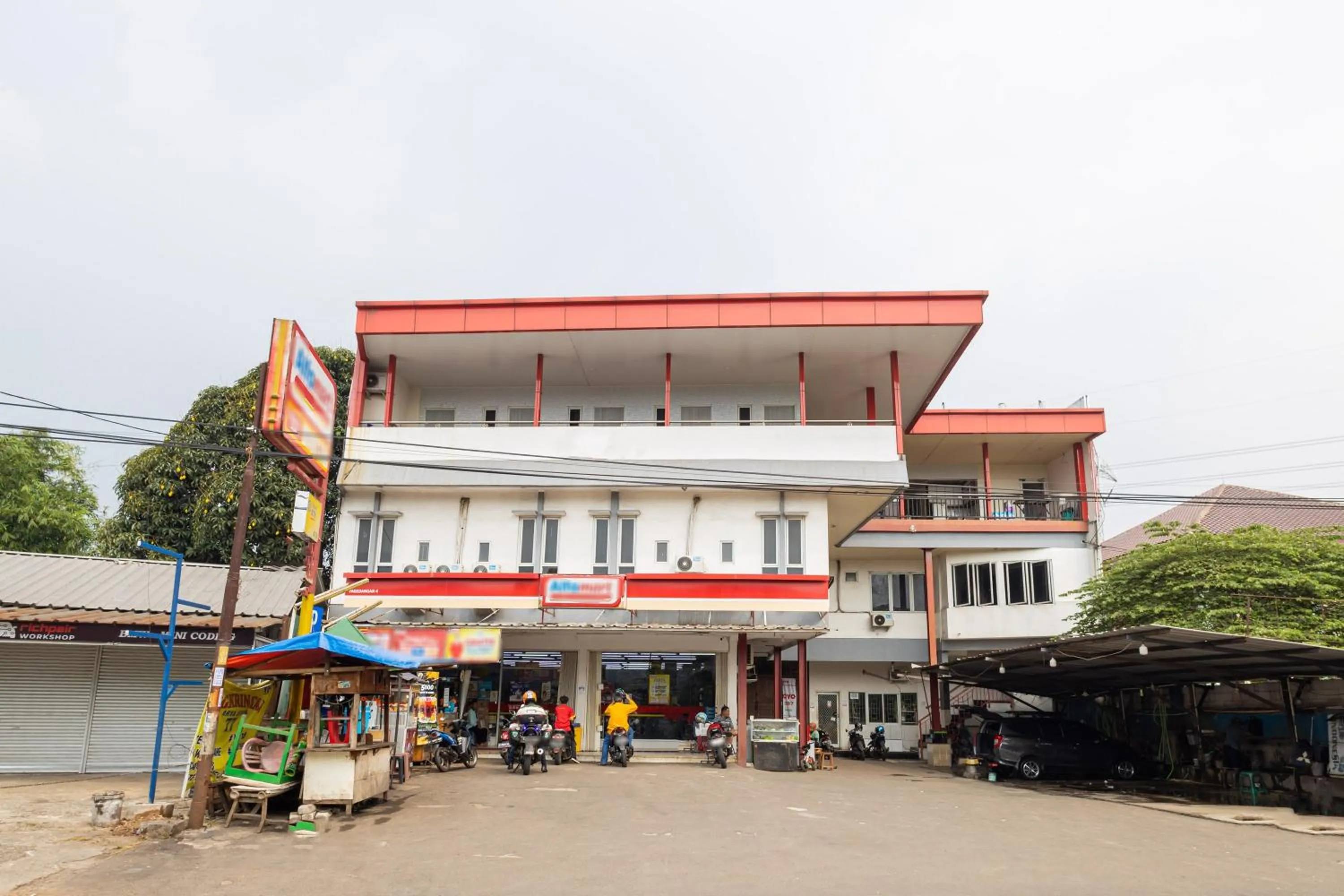 Property building in Alfa Guesthouse Serpong Mitra RedDoorz