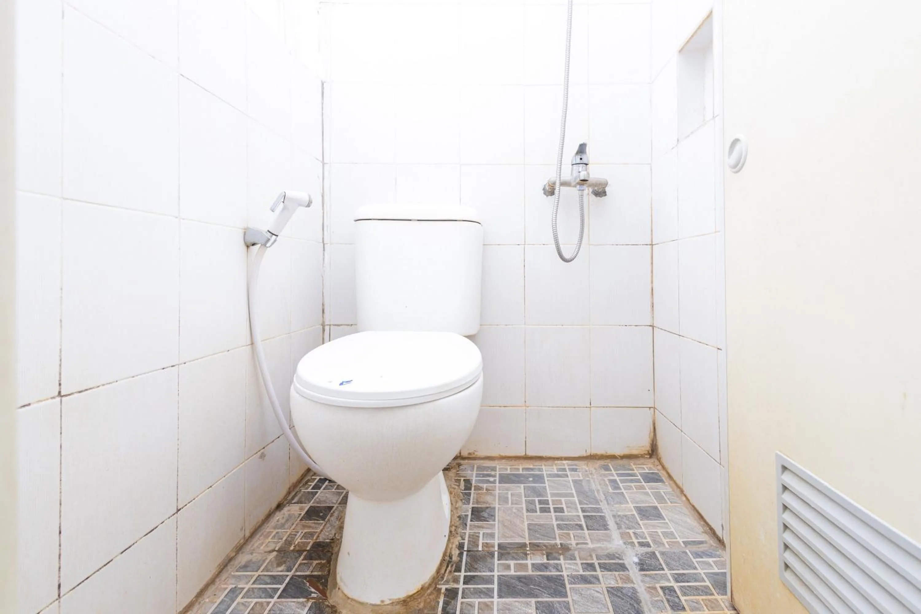 Shower in Alfa Guesthouse Serpong Mitra RedDoorz