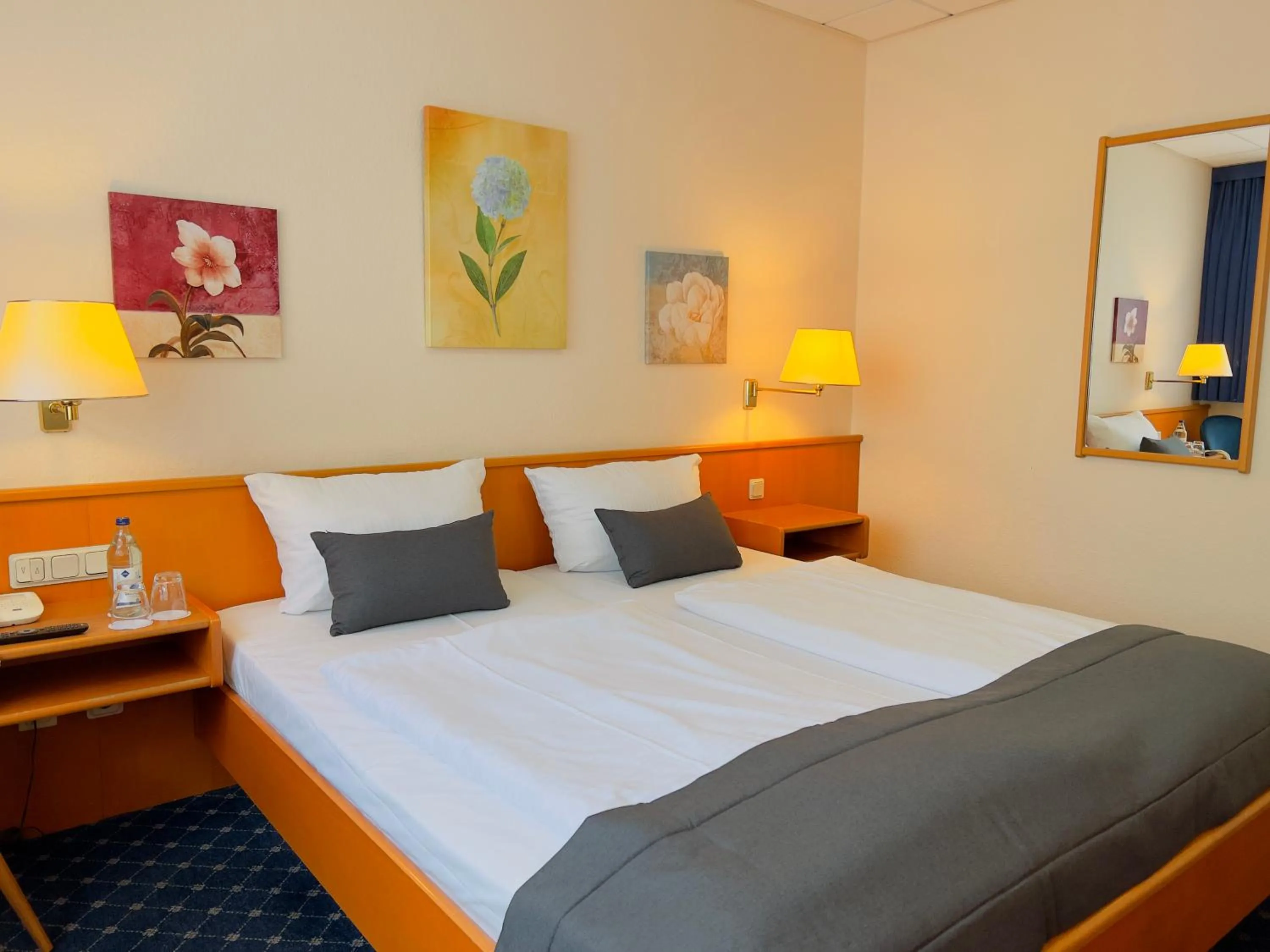 Photo of the whole room, Bed in Elbbrücken Hotel