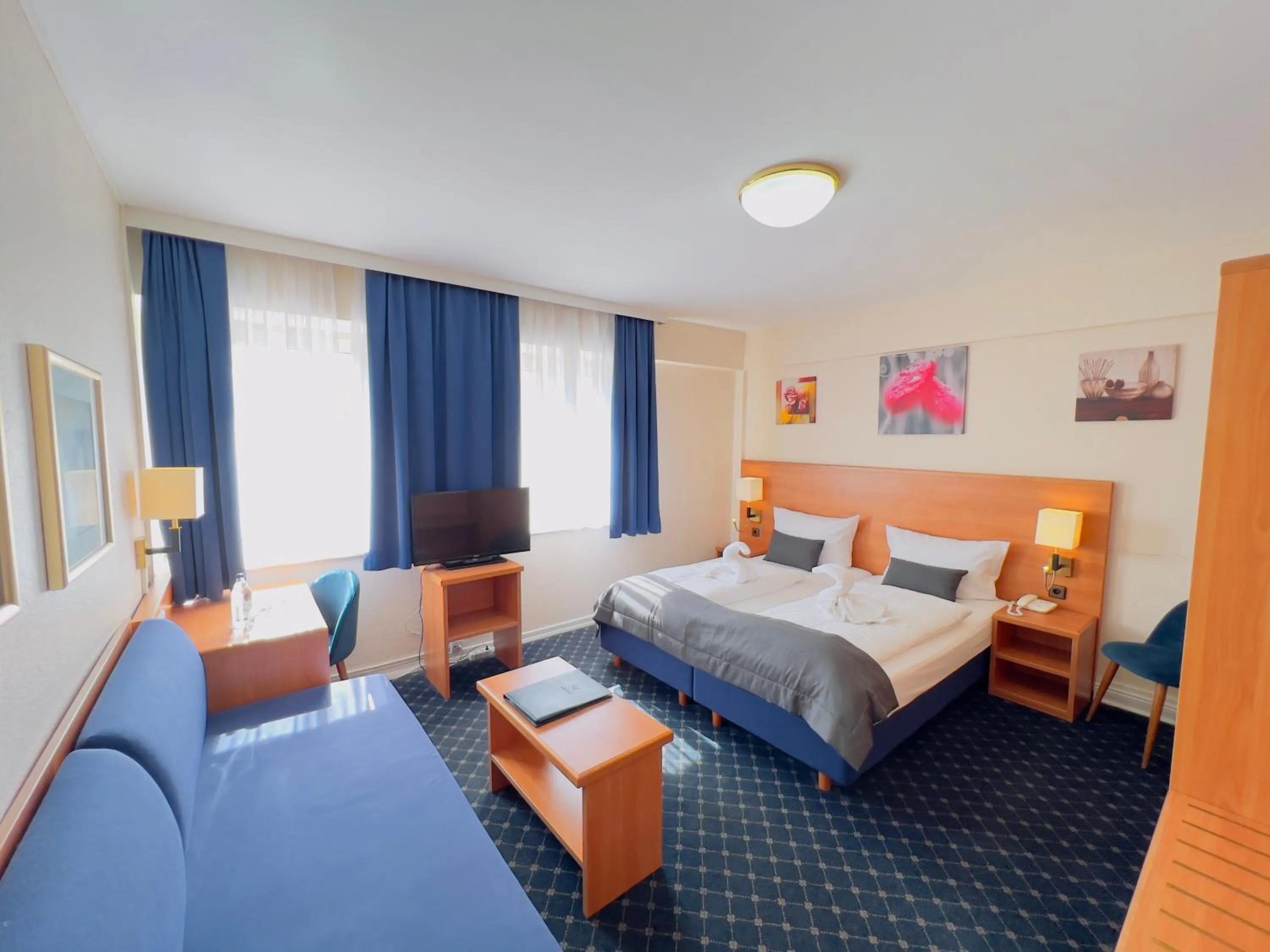 Living room, Bed in Elbbrücken Hotel