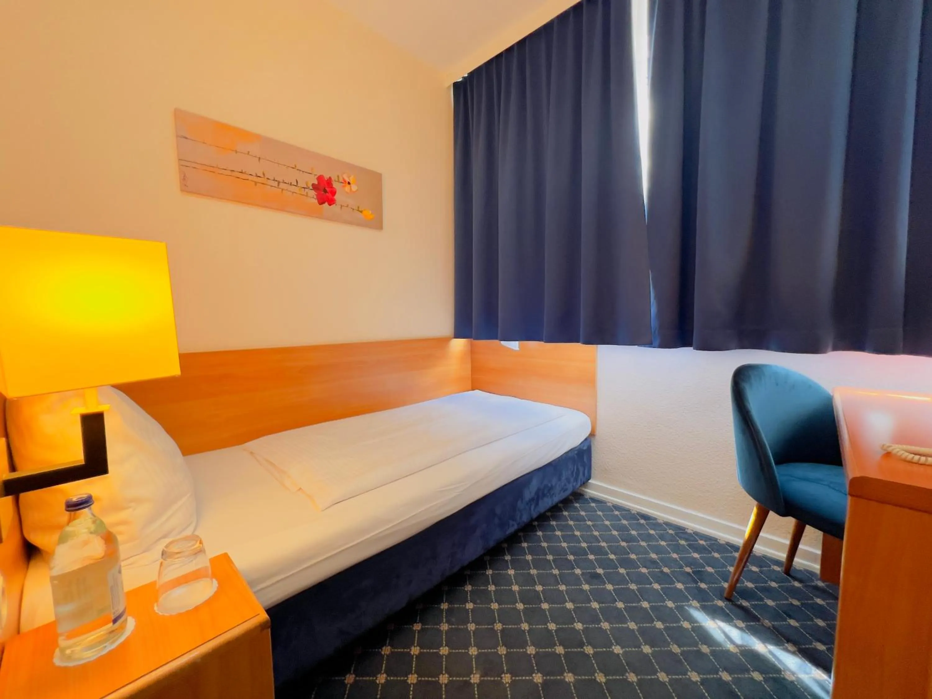 Photo of the whole room, Bed in Elbbrücken Hotel