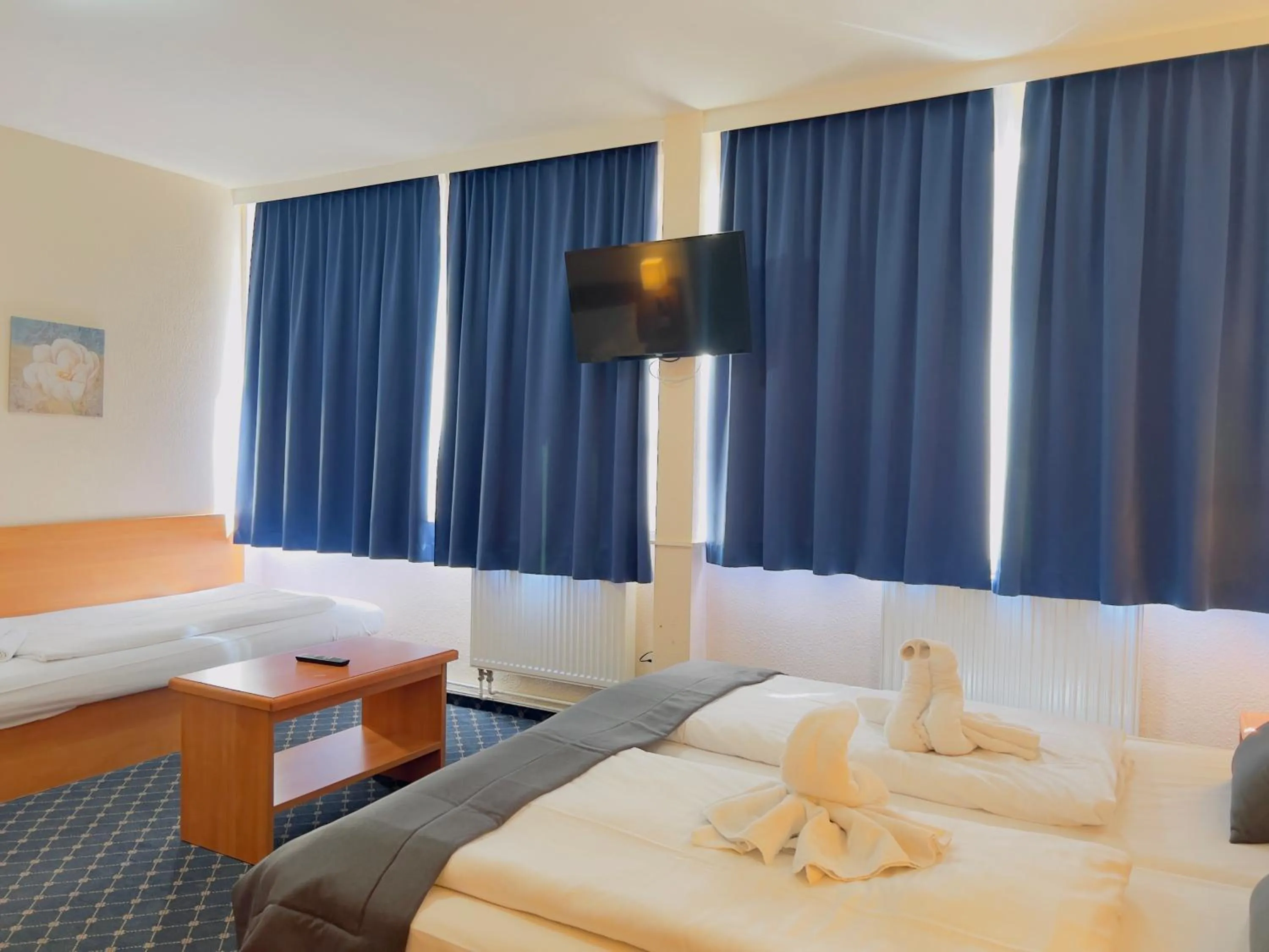 Photo of the whole room, Bed in Elbbrücken Hotel