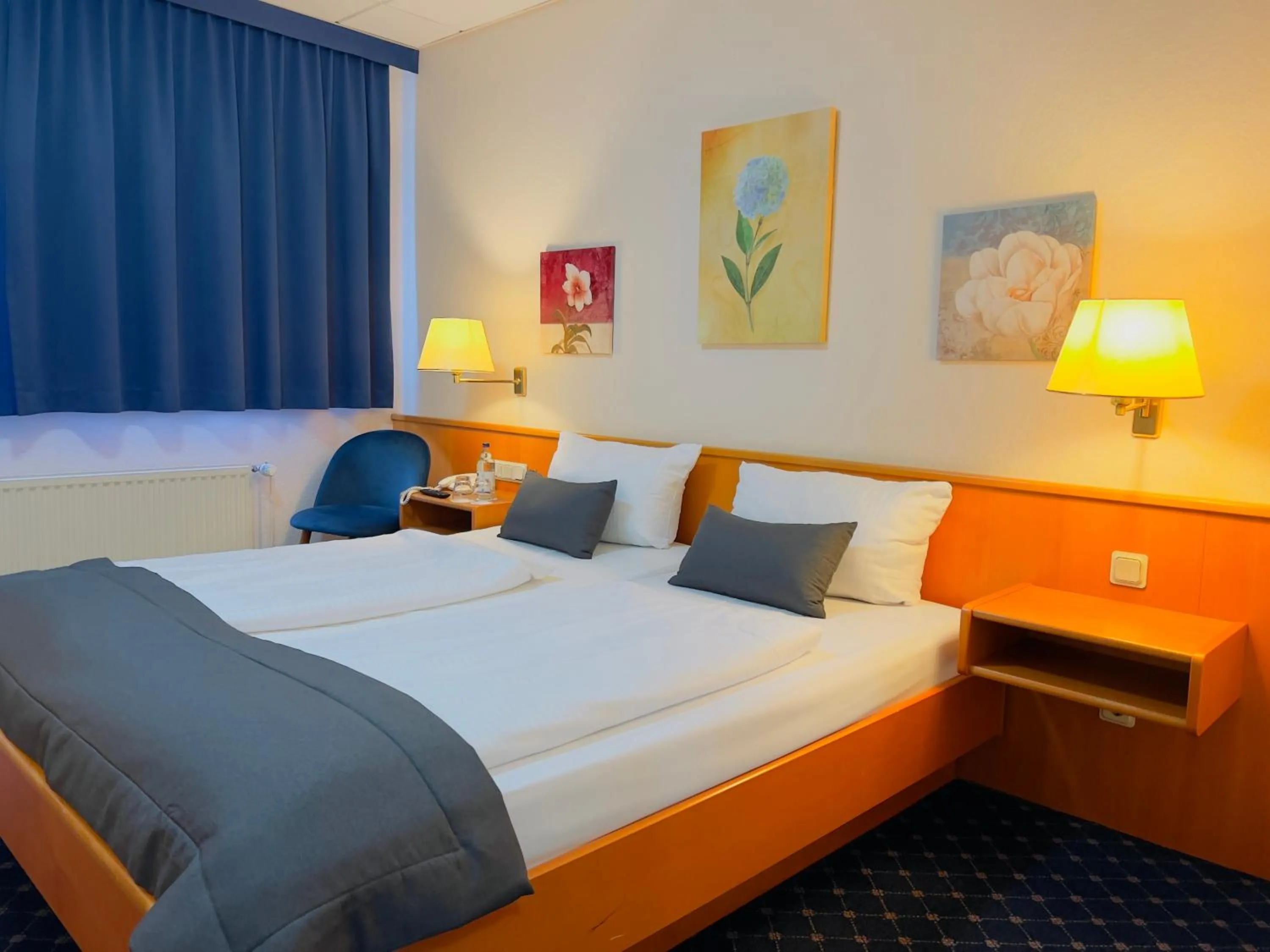 Photo of the whole room, Bed in Elbbrücken Hotel