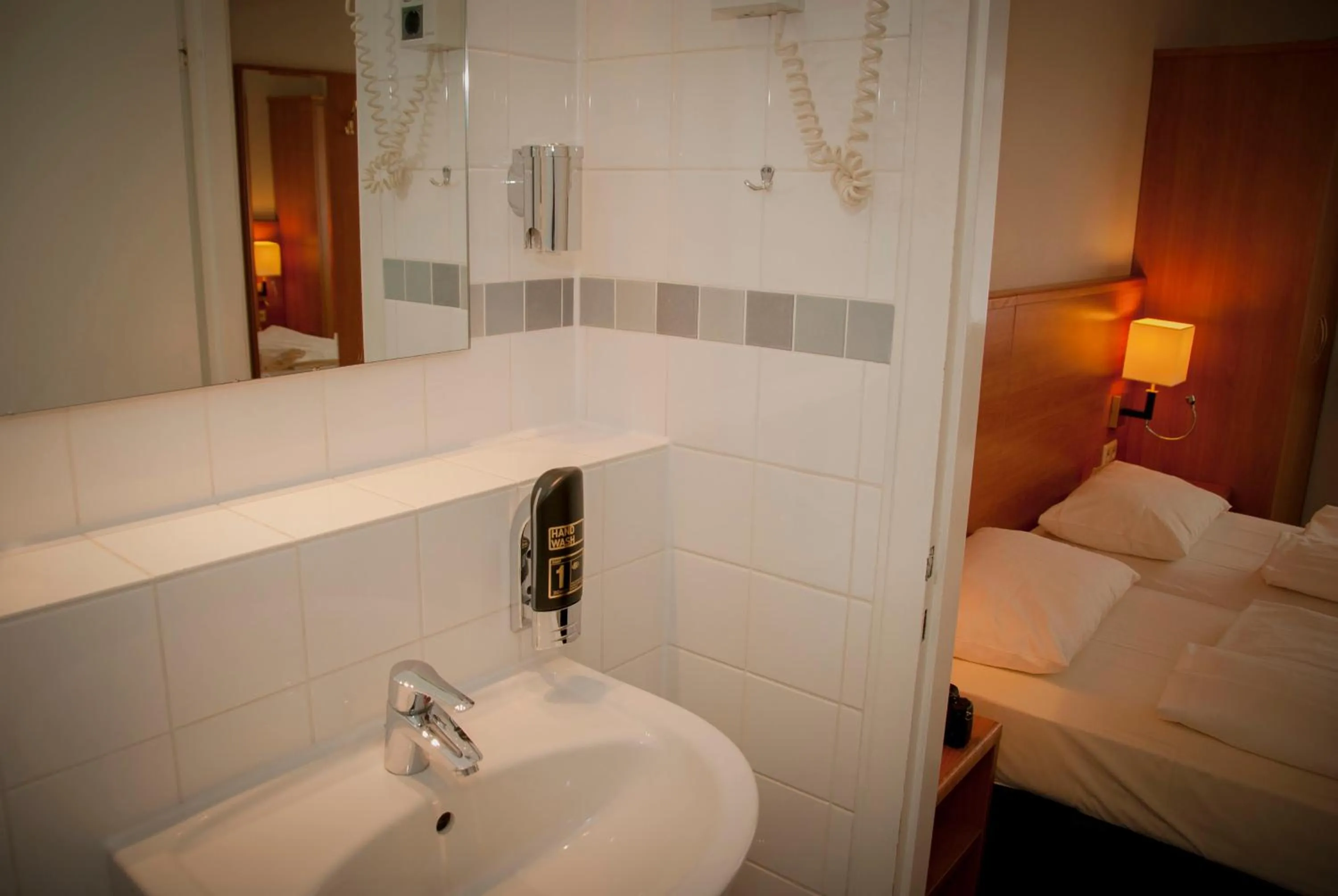 Bathroom, Bed in Elbbrücken Hotel
