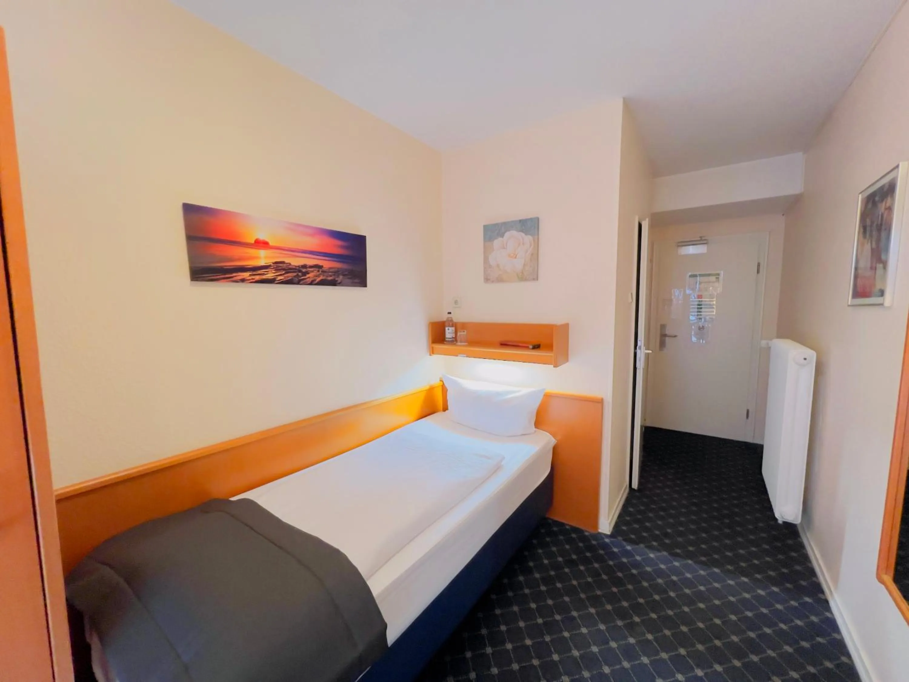 Photo of the whole room, Bed in Elbbrücken Hotel