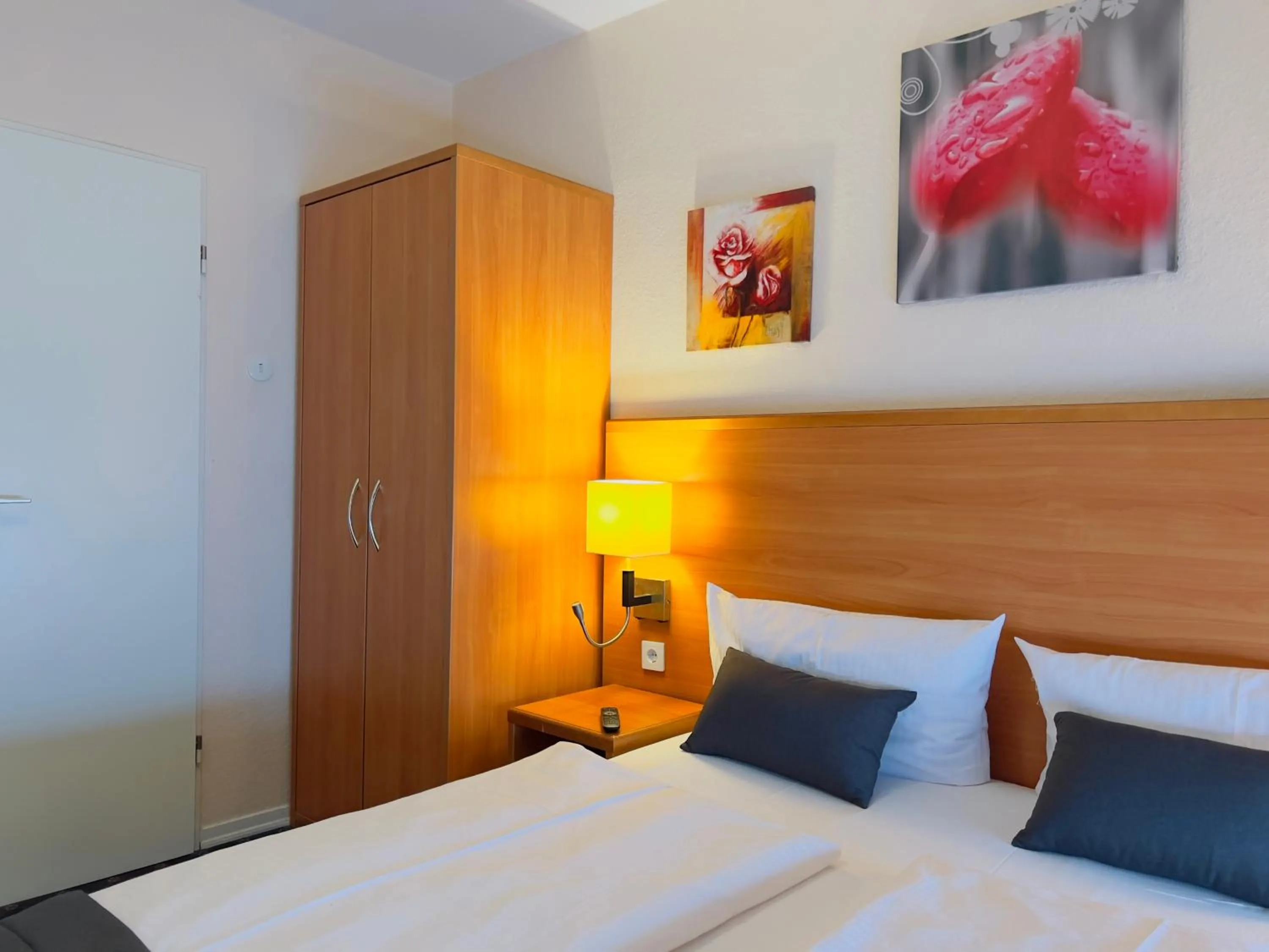 Photo of the whole room, Bed in Elbbrücken Hotel