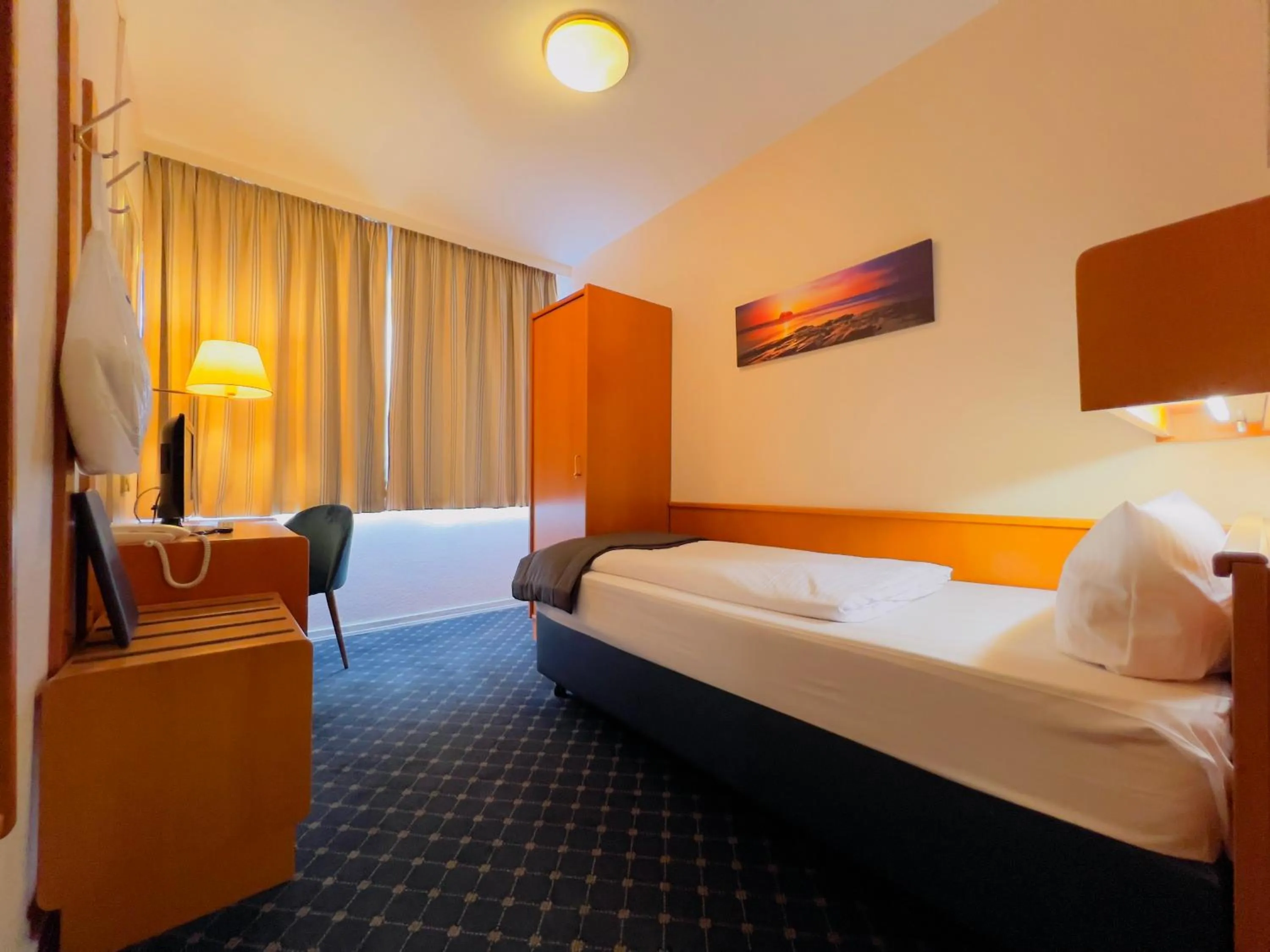 Photo of the whole room, Bed in Elbbrücken Hotel