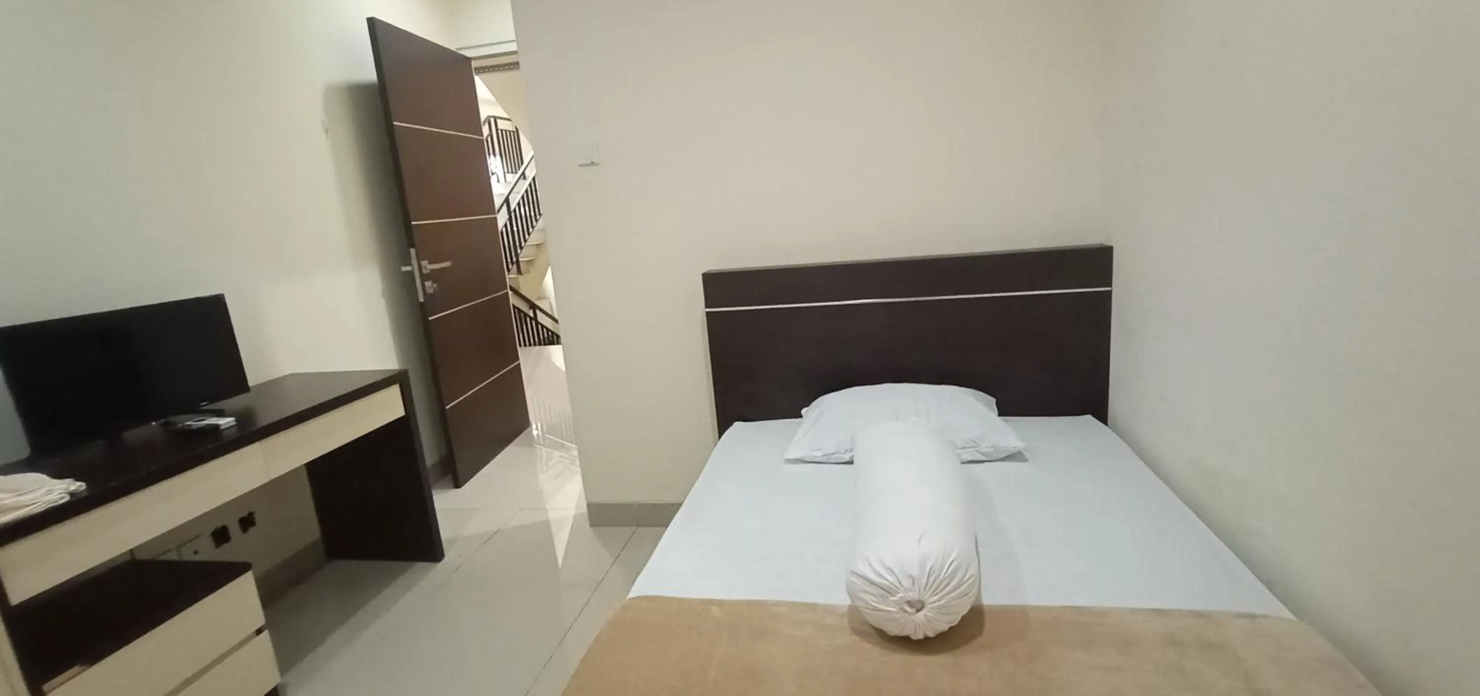 Bedroom, Bed in Giant Kost