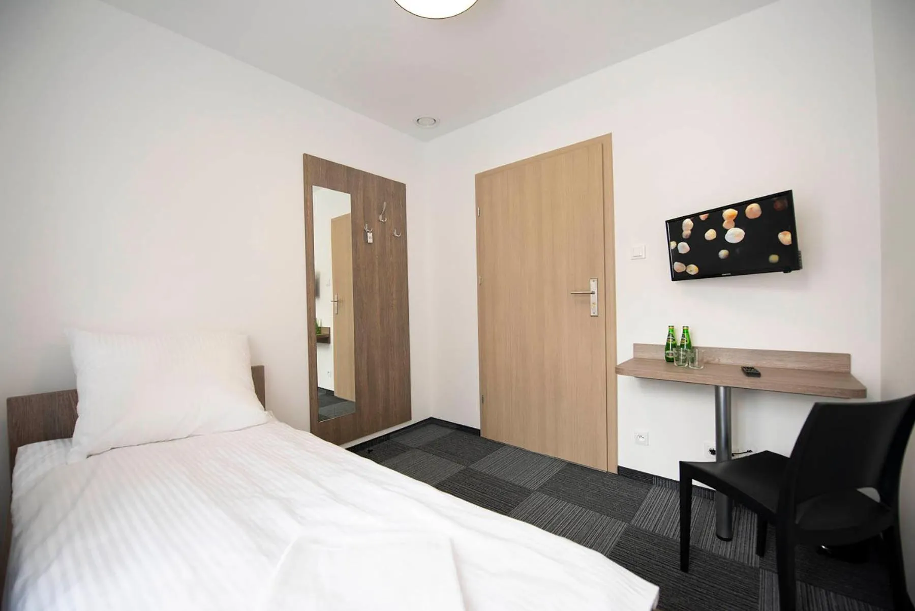 Photo of the whole room in Hostel SMS FREE PARKING