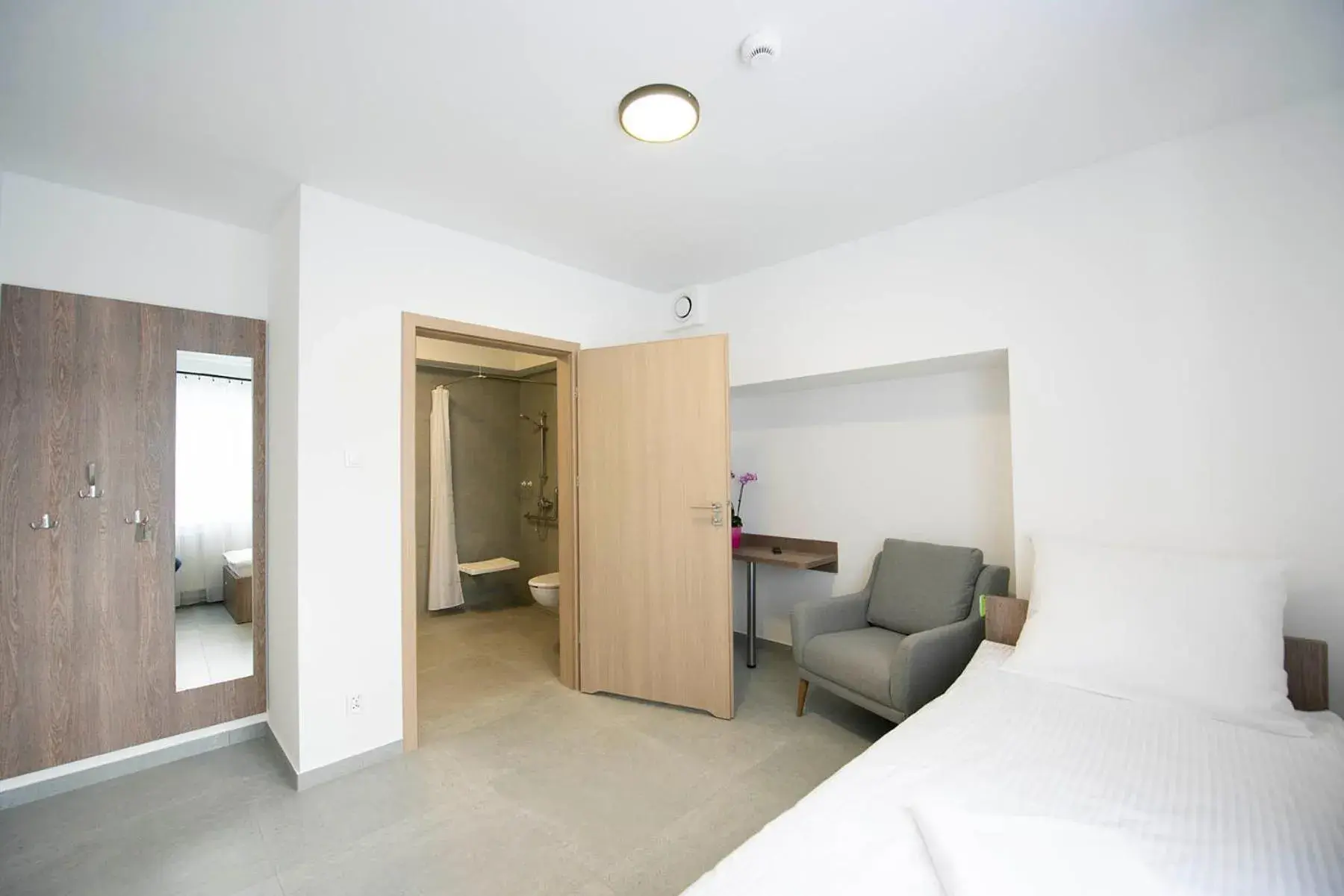 Single Room - single occupancy - Disability Access in Hostel SMS FREE PARKING Single Room - single occupancy - Disability Access in Hostel SMS FREE PARKING