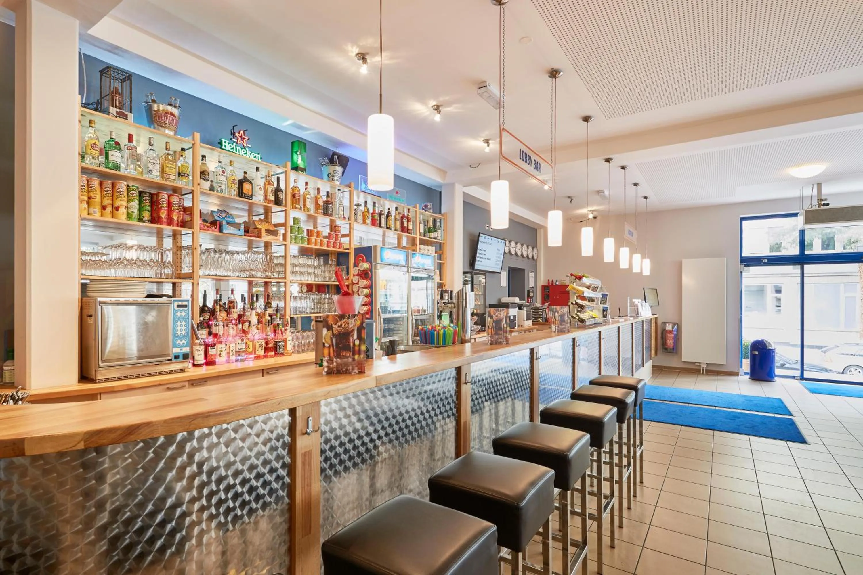 Lounge or bar in a&o Aachen Hauptbahnhof