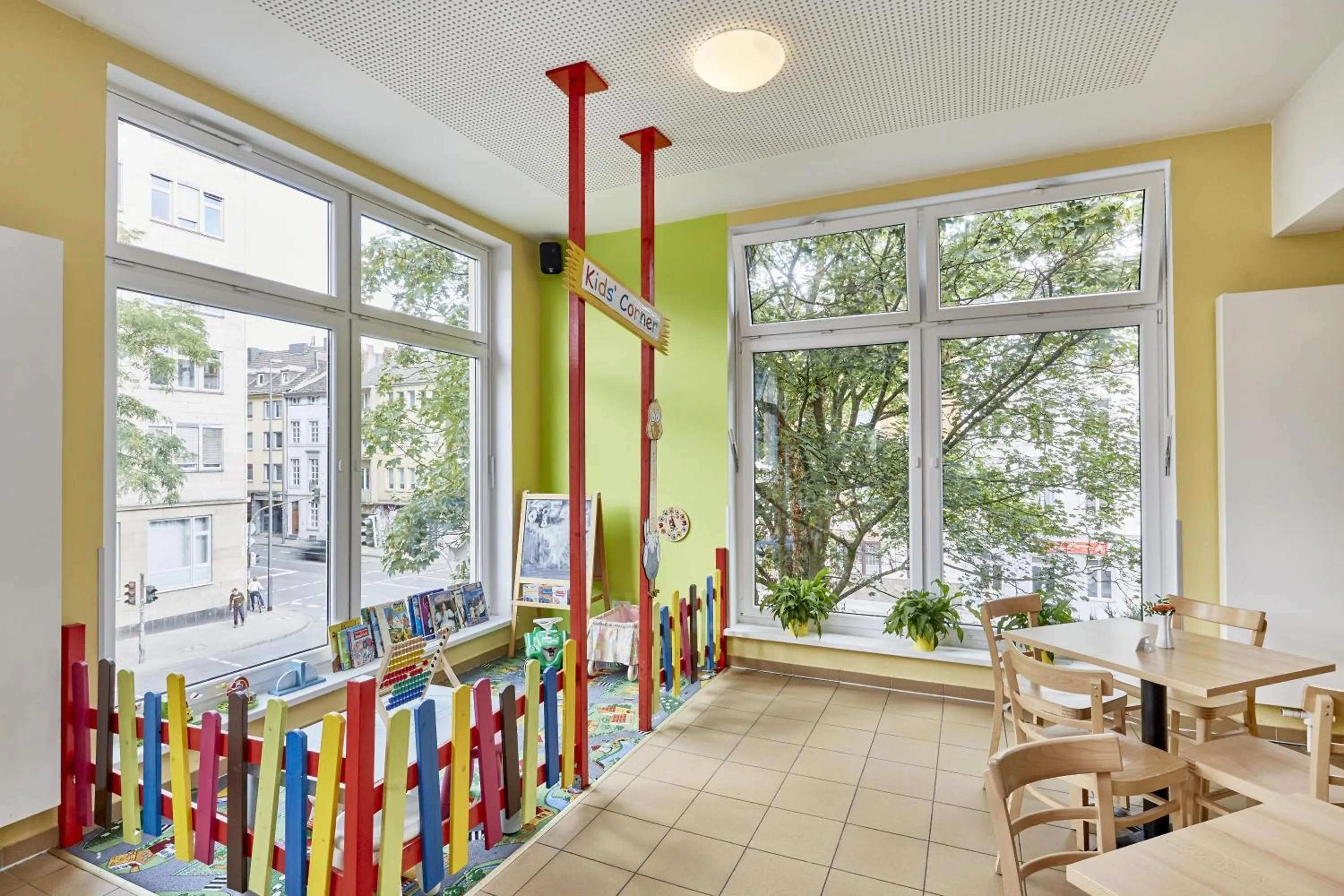 children in a&o Aachen Hauptbahnhof