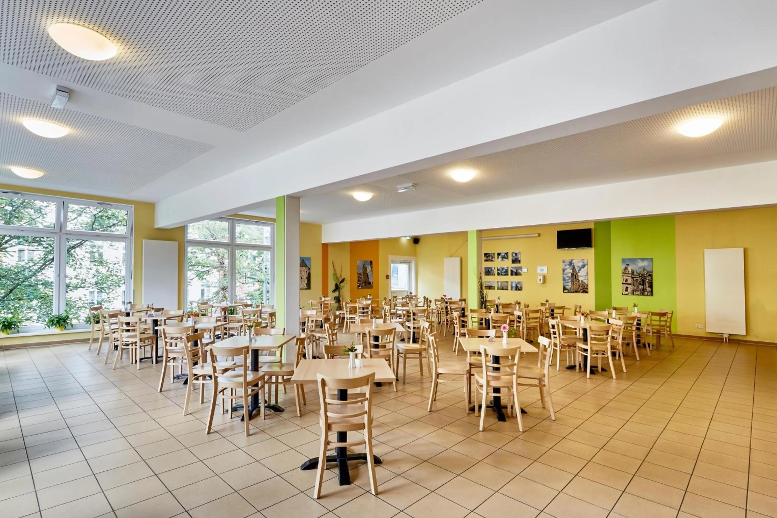 Restaurant/places to eat in a&o Aachen Hauptbahnhof