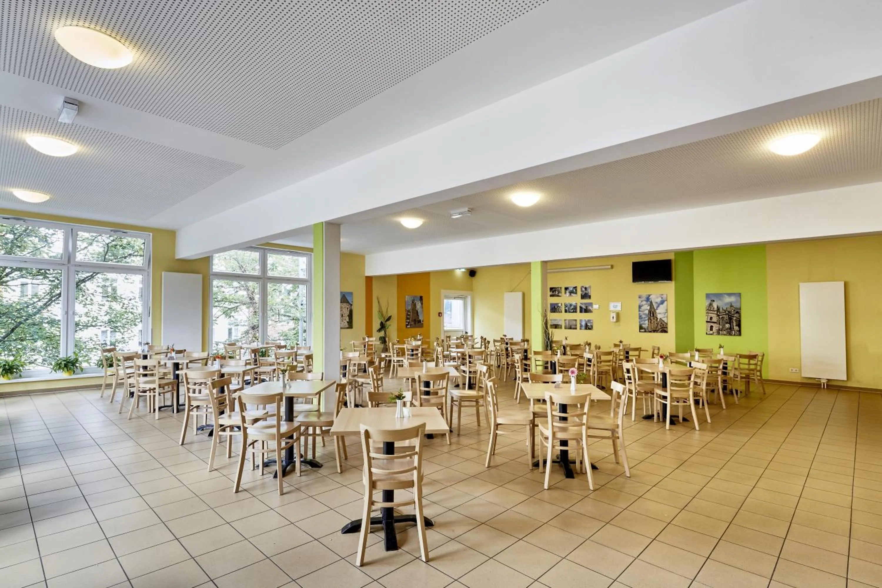 Restaurant/places to eat in a&o Aachen Hauptbahnhof