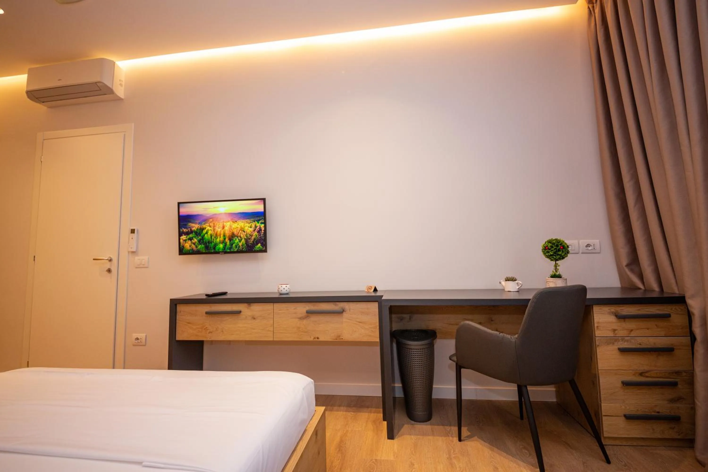 TV and multimedia, Bed in Central Chic Apartments