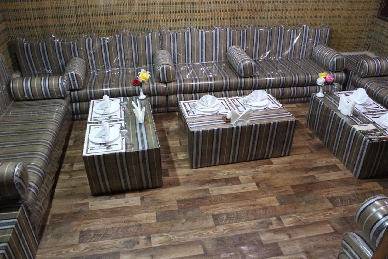 Restaurant/places to eat in Daraysh Hotel