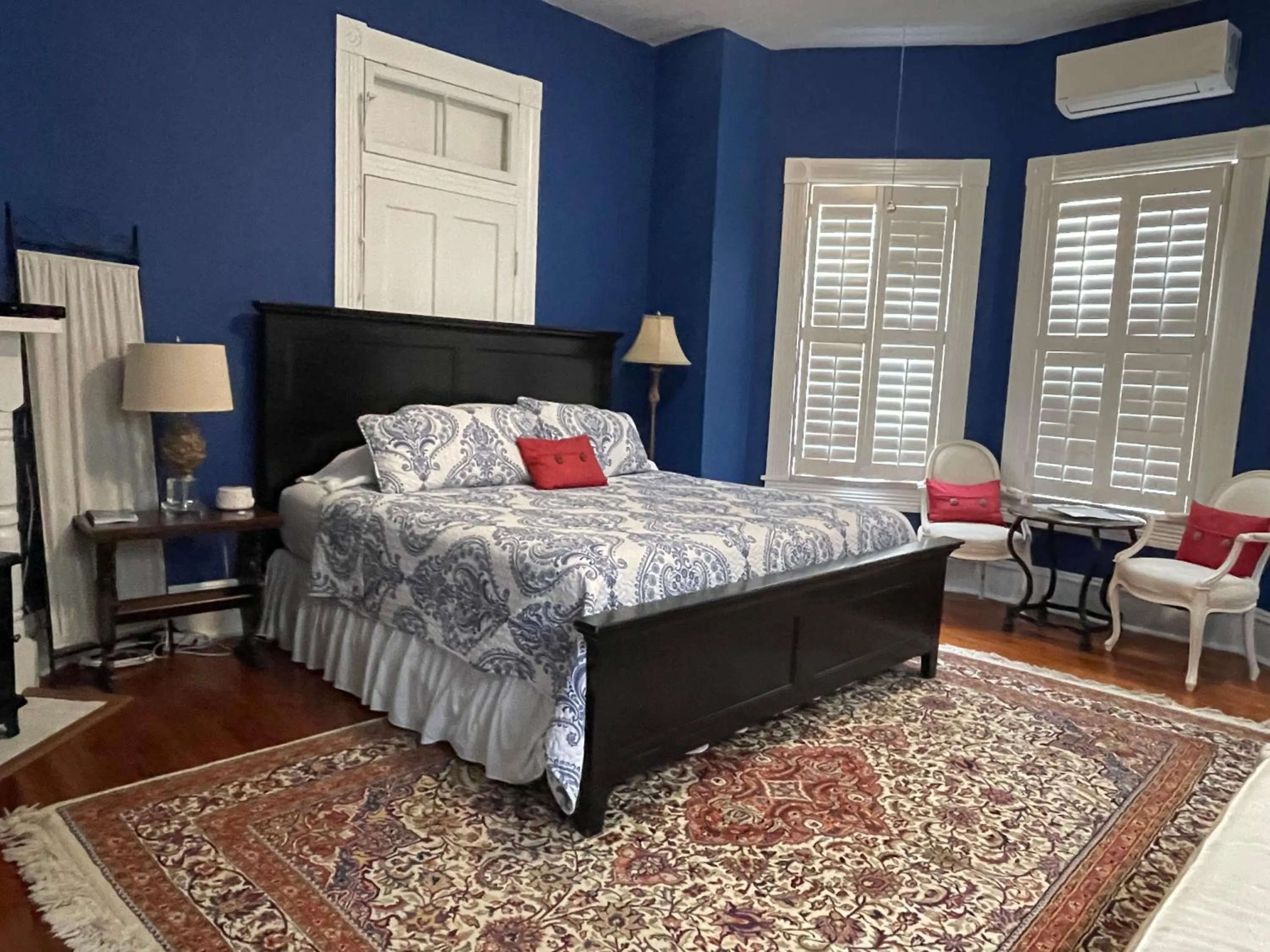 Bed in Trowell Historic Inn