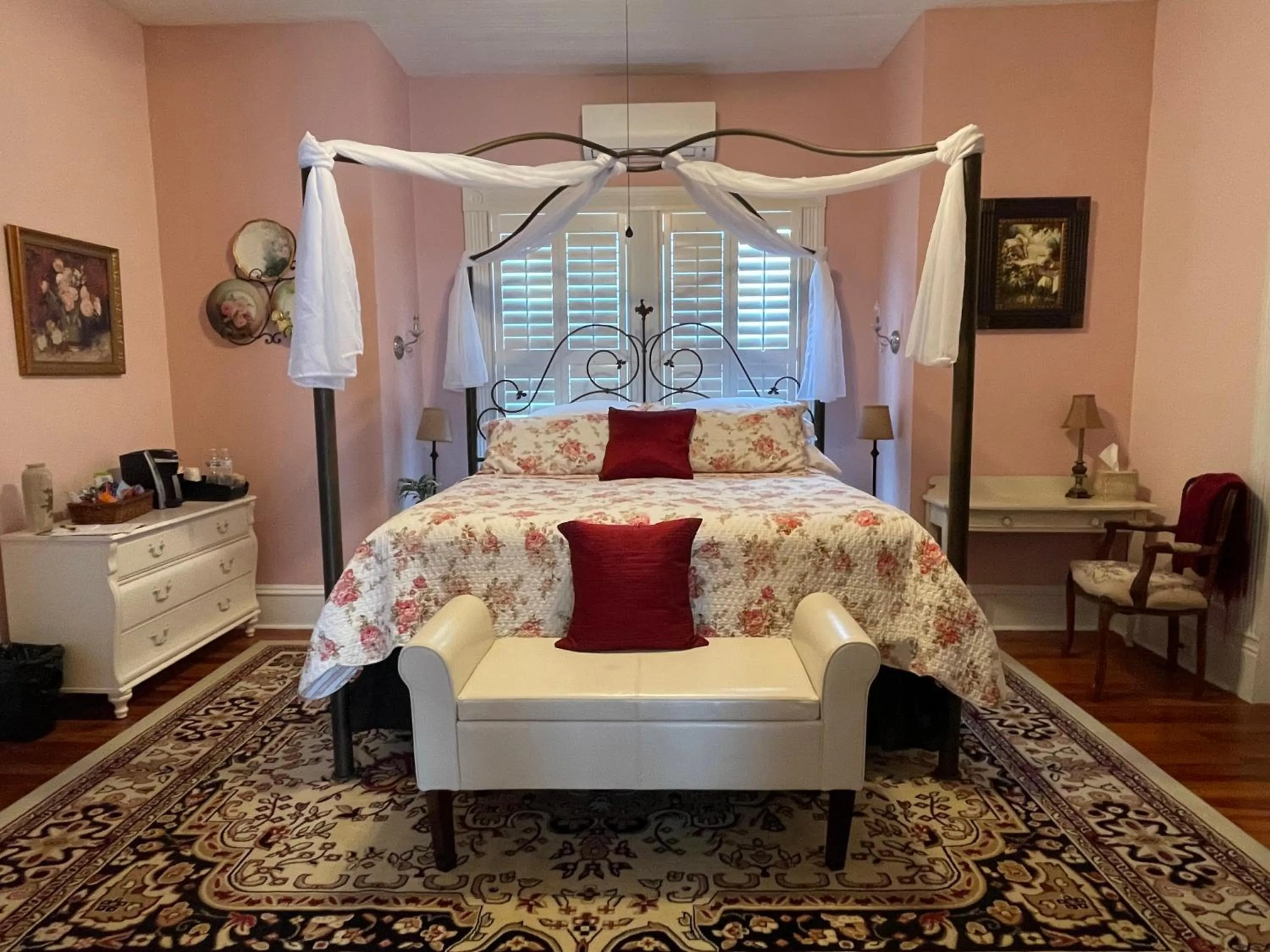 Bed in Trowell Historic Inn