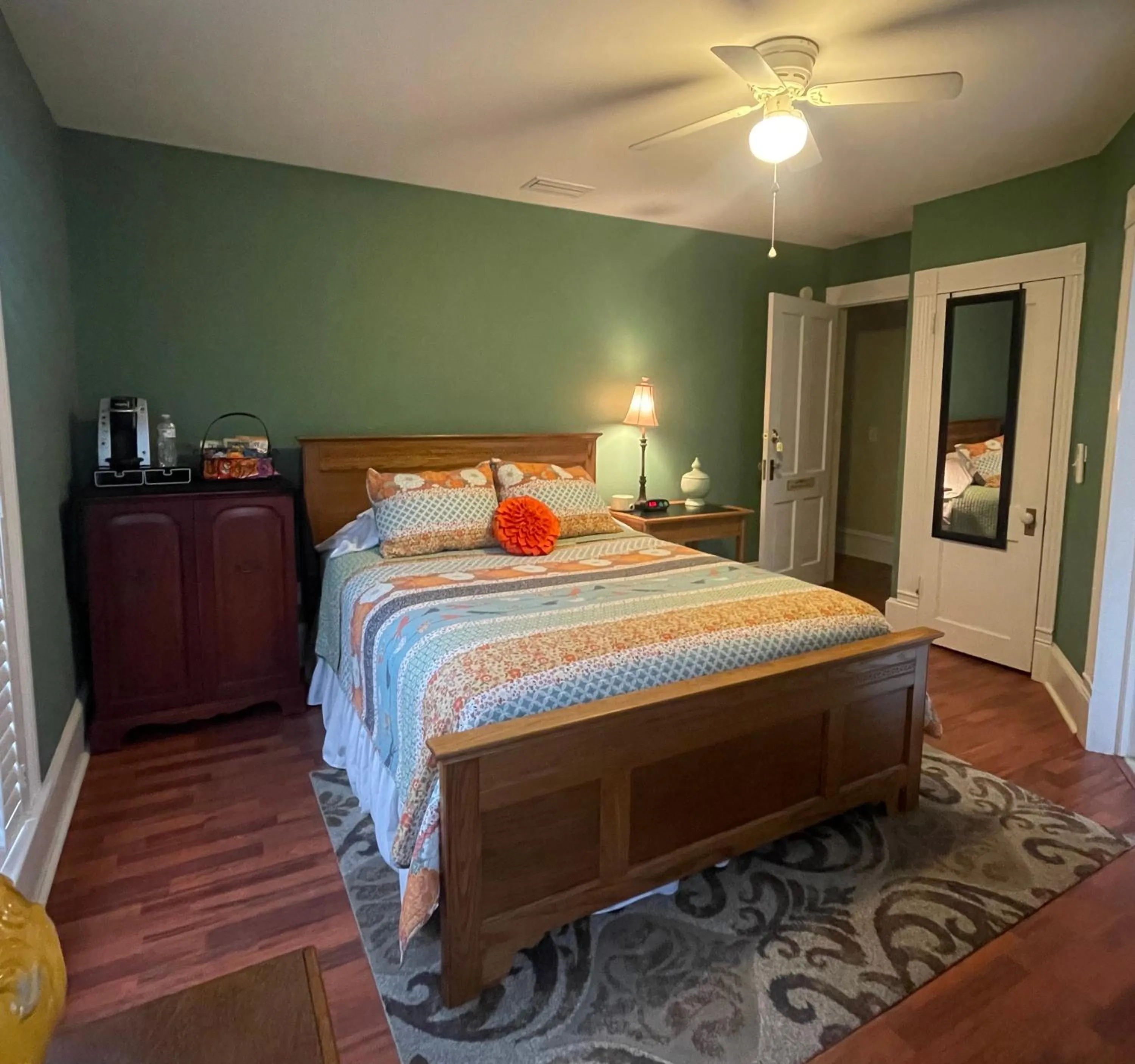 Bed in Trowell Historic Inn