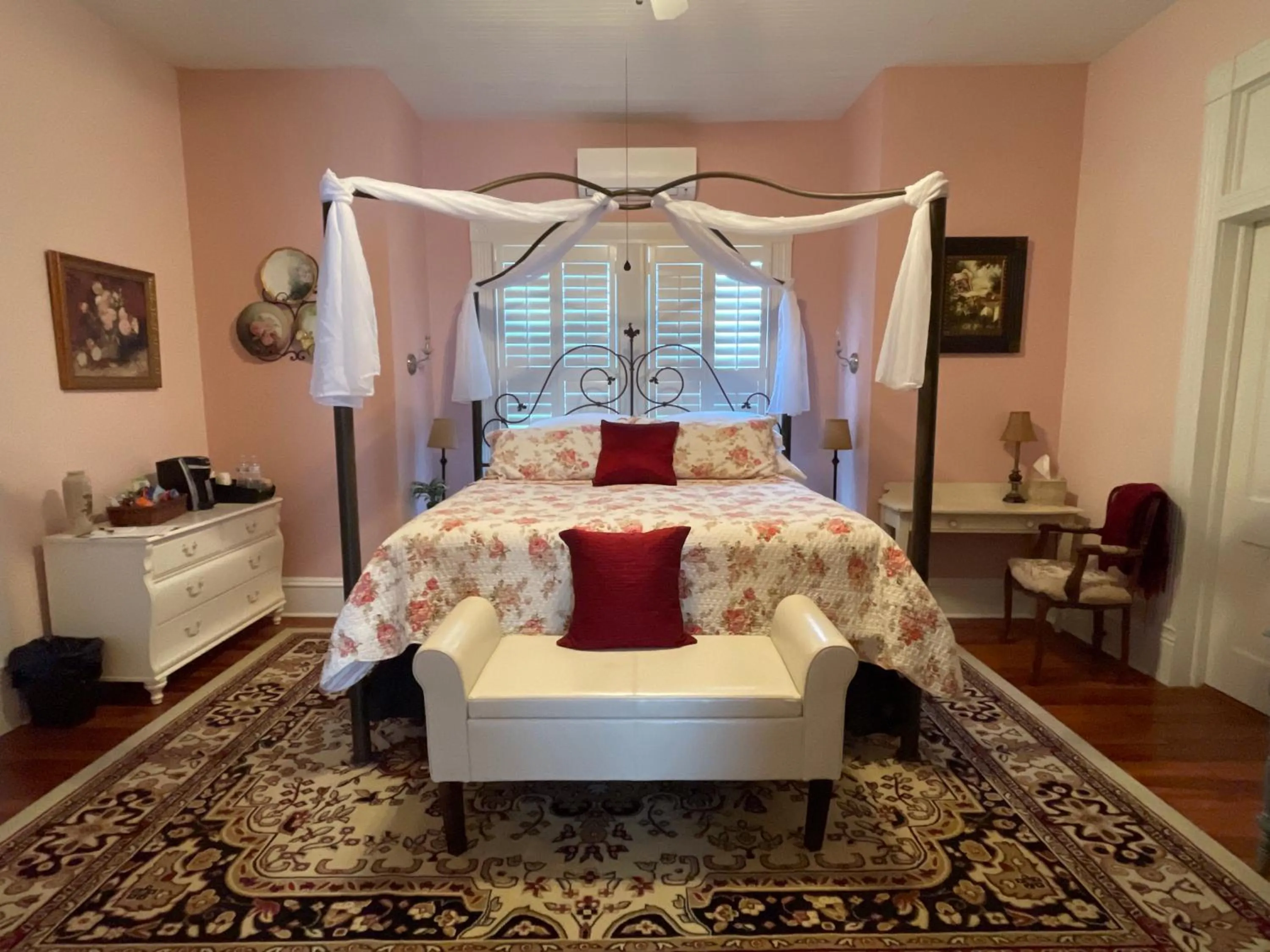 Bed in Trowell Historic Inn