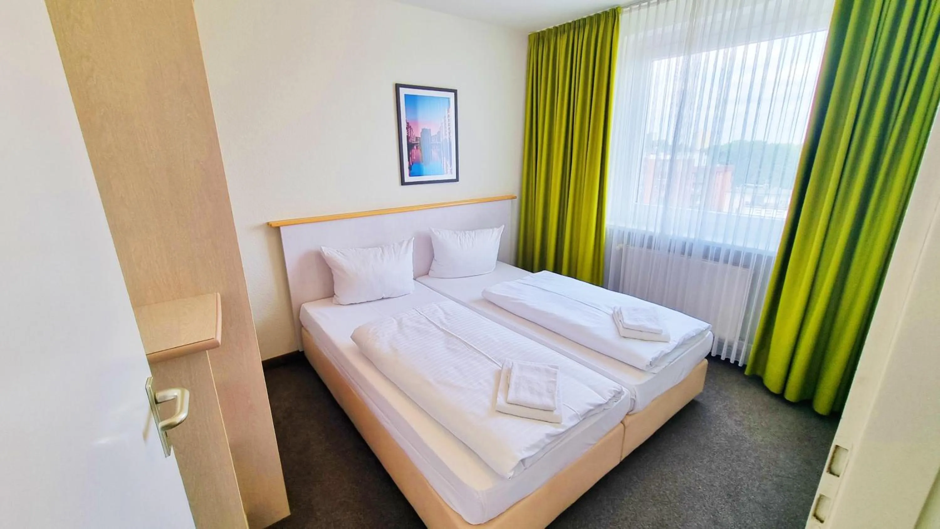 Photo of the whole room, Bed in Panorama Inn Hotel und Boardinghaus