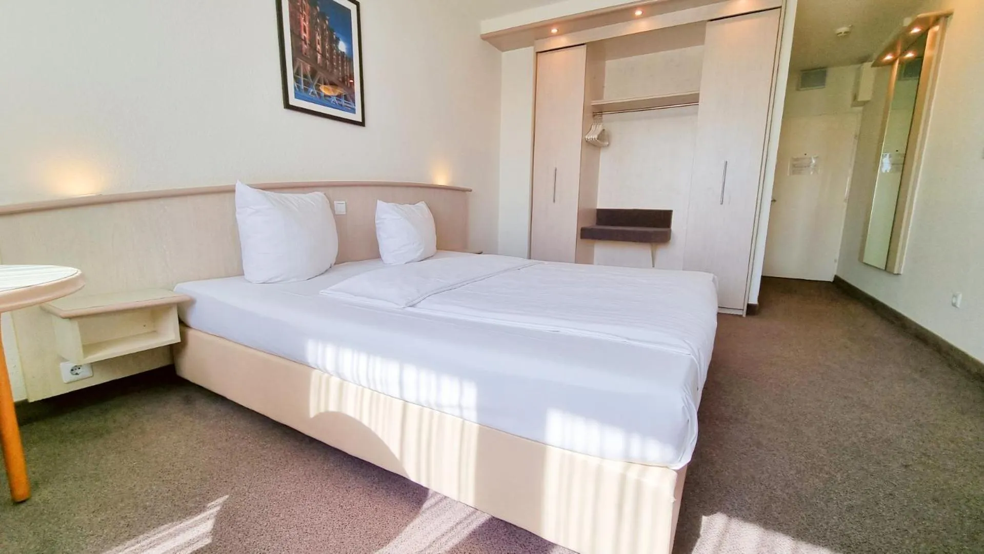 Photo of the whole room, Bed in Panorama Inn Hotel und Boardinghaus