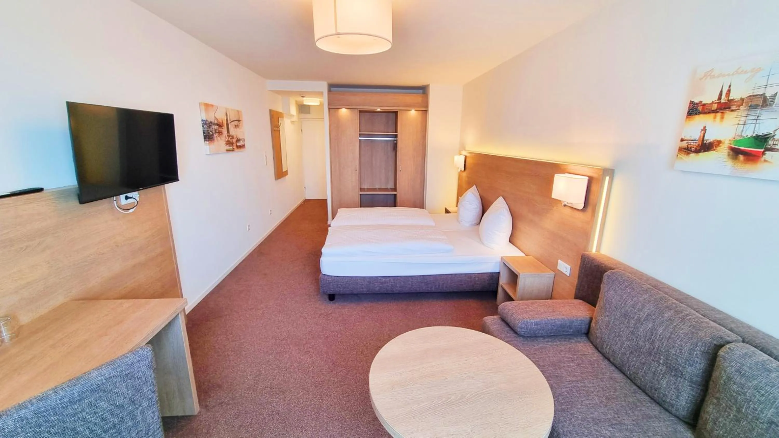 Photo of the whole room, Bed in Panorama Inn Hotel und Boardinghaus