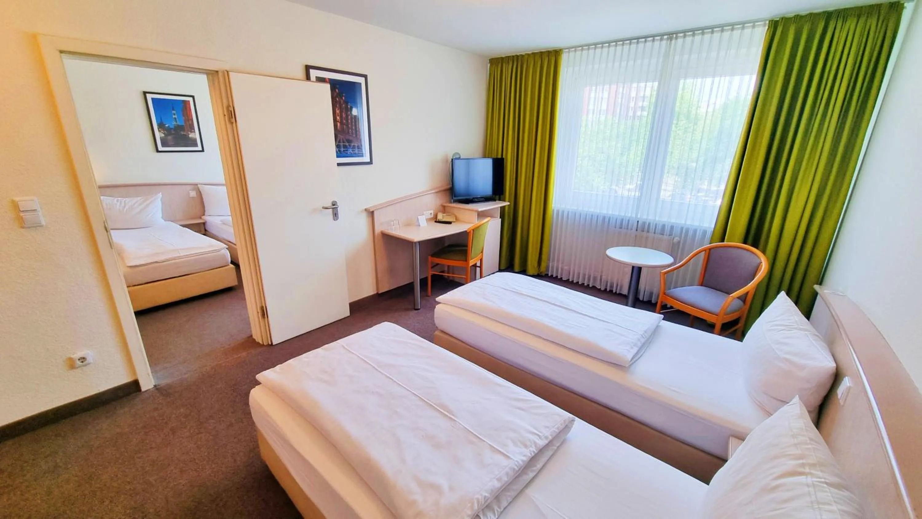 Photo of the whole room, Bed in Panorama Inn Hotel und Boardinghaus