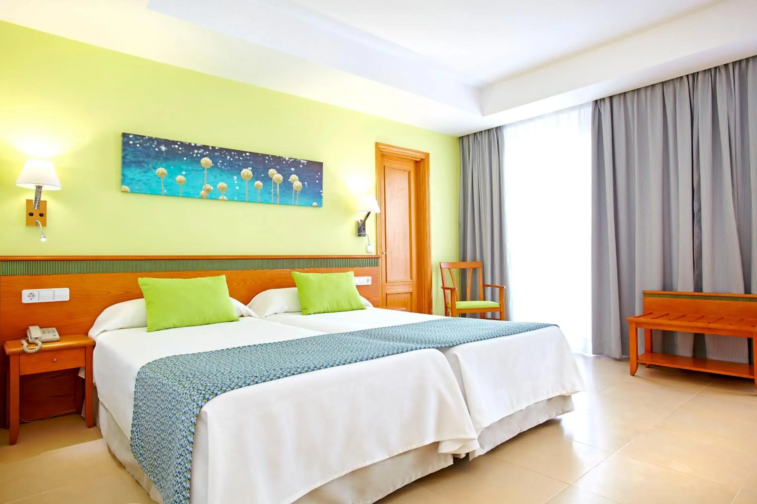 Standard Twin Room in Universal Hotel Laguna Standard Twin Room in Universal Hotel Laguna