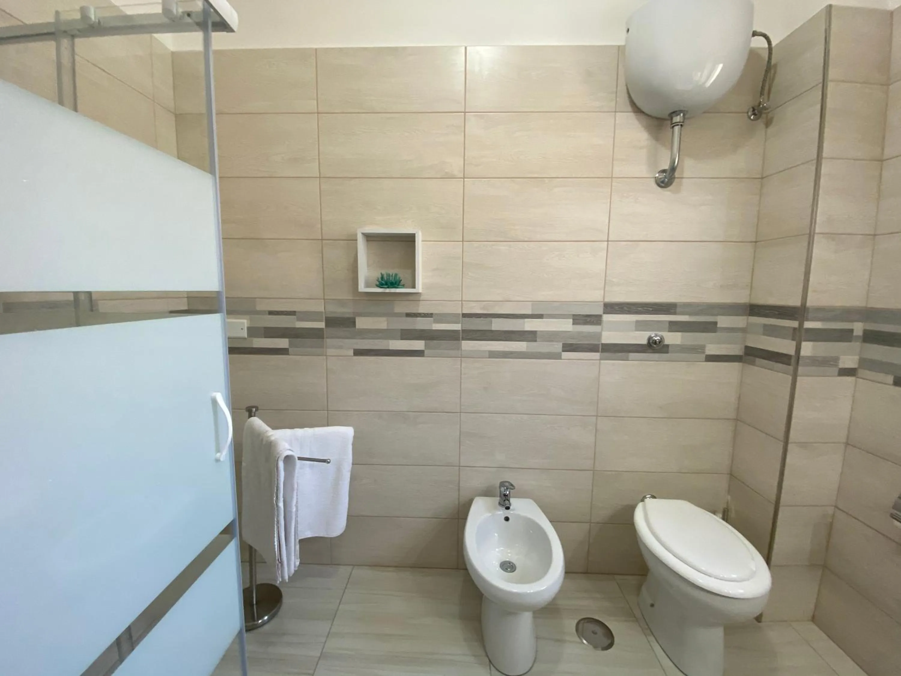 Shower in B&B Enjoy Happyness