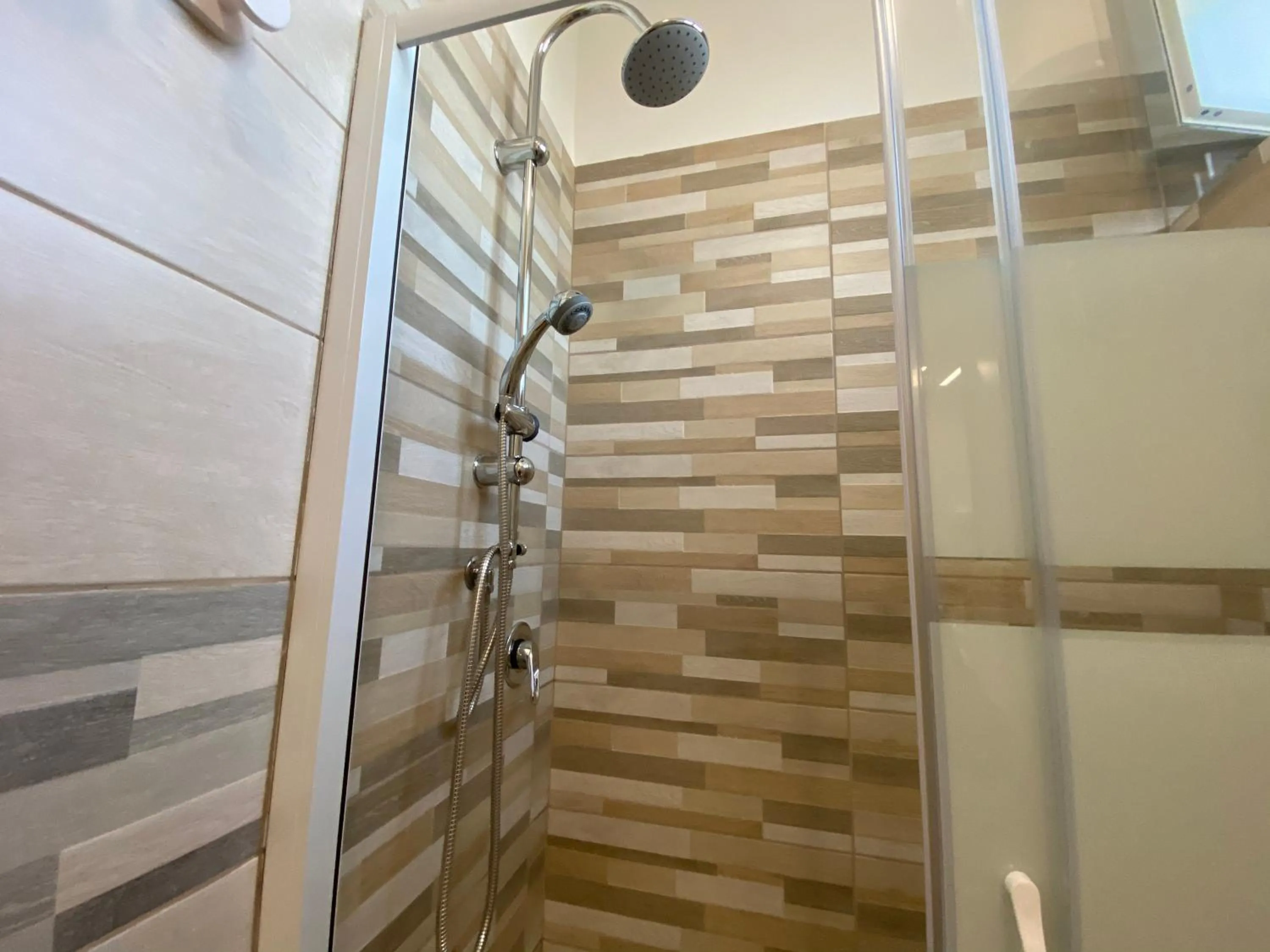 Shower in B&B Enjoy Happyness