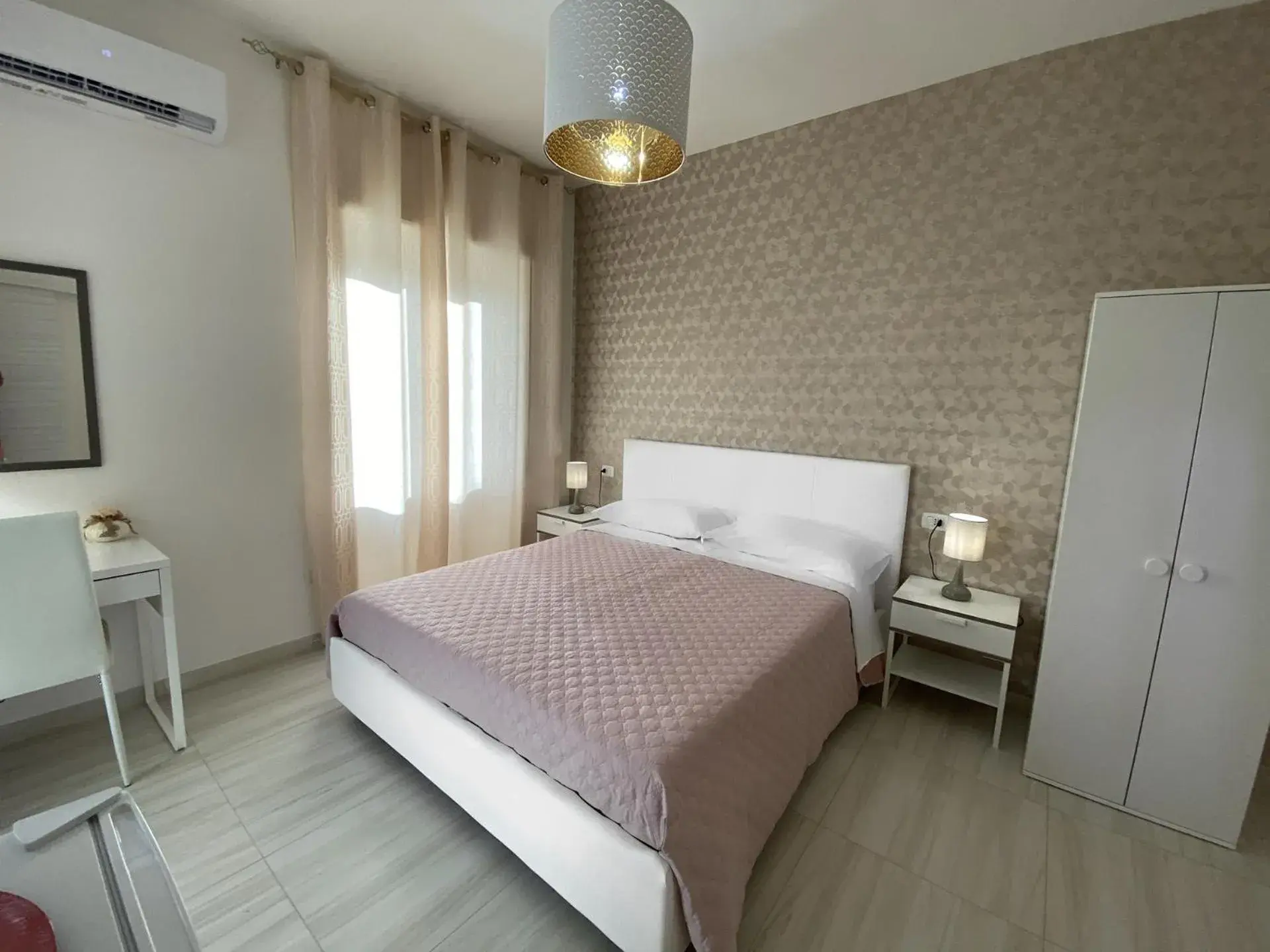 Double Room with Private Bathroom in B&B Enjoy Happyness Double Room with Private Bathroom in B&B Enjoy Happyness