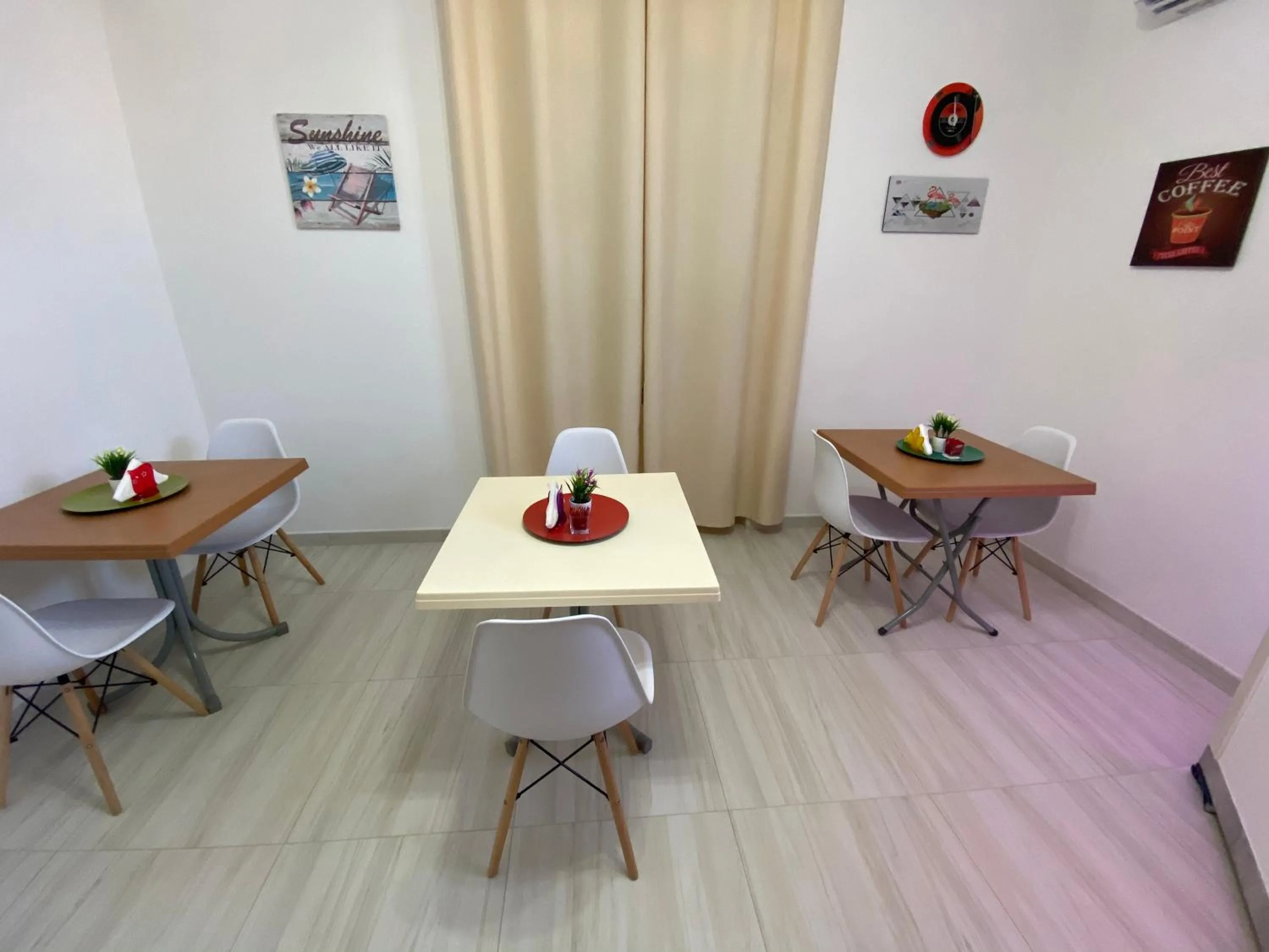 Dining area in B&B Enjoy Happyness