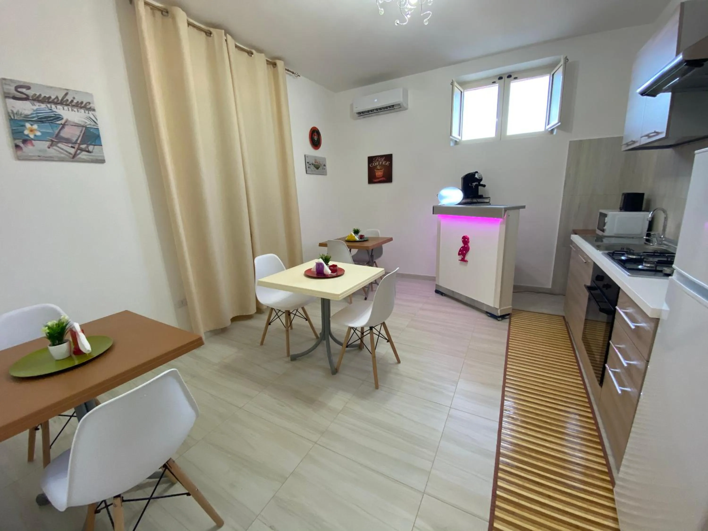 Communal kitchen in B&B Enjoy Happyness