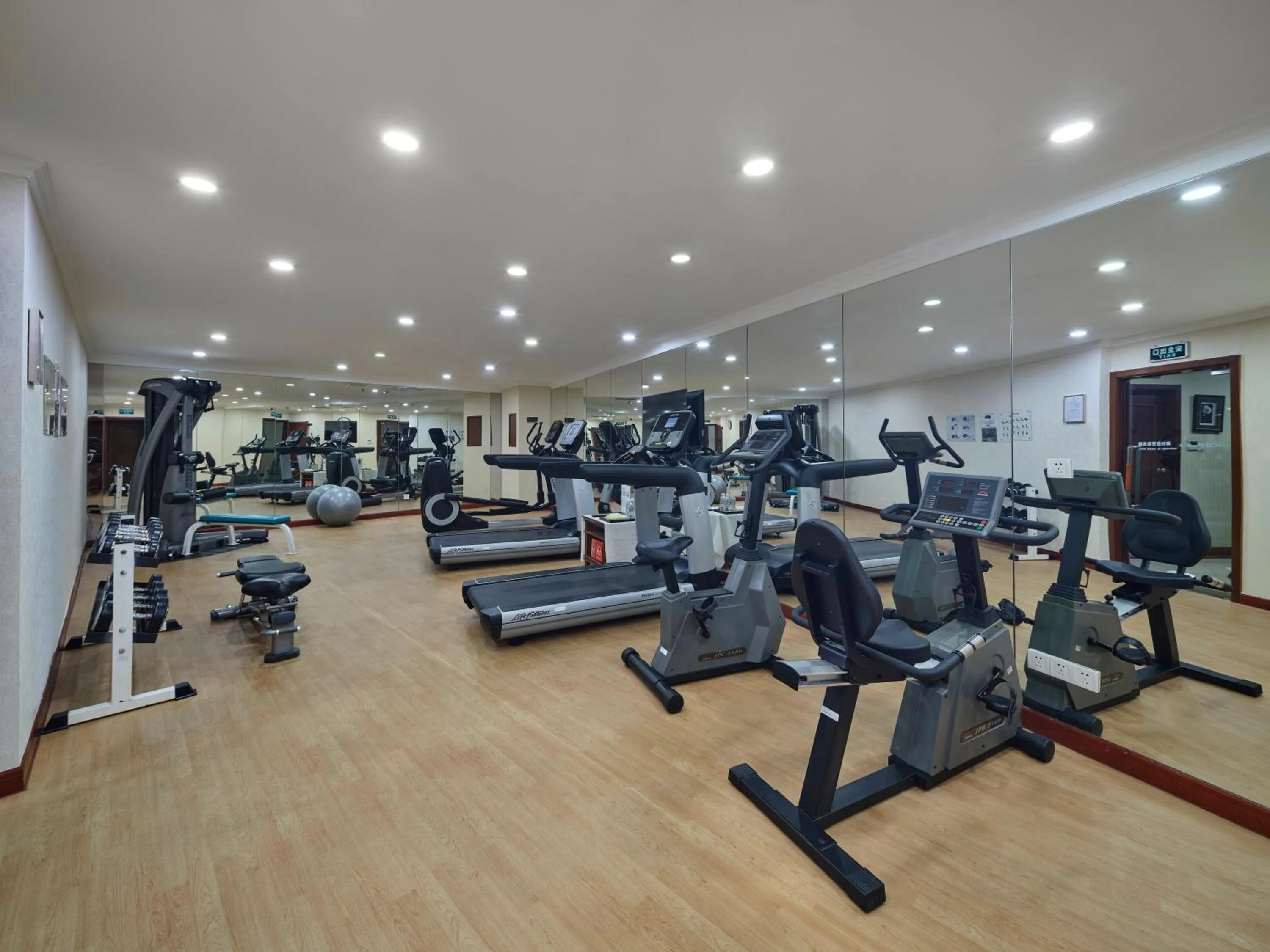 Fitness centre/facilities in Shanghai Park Hotel