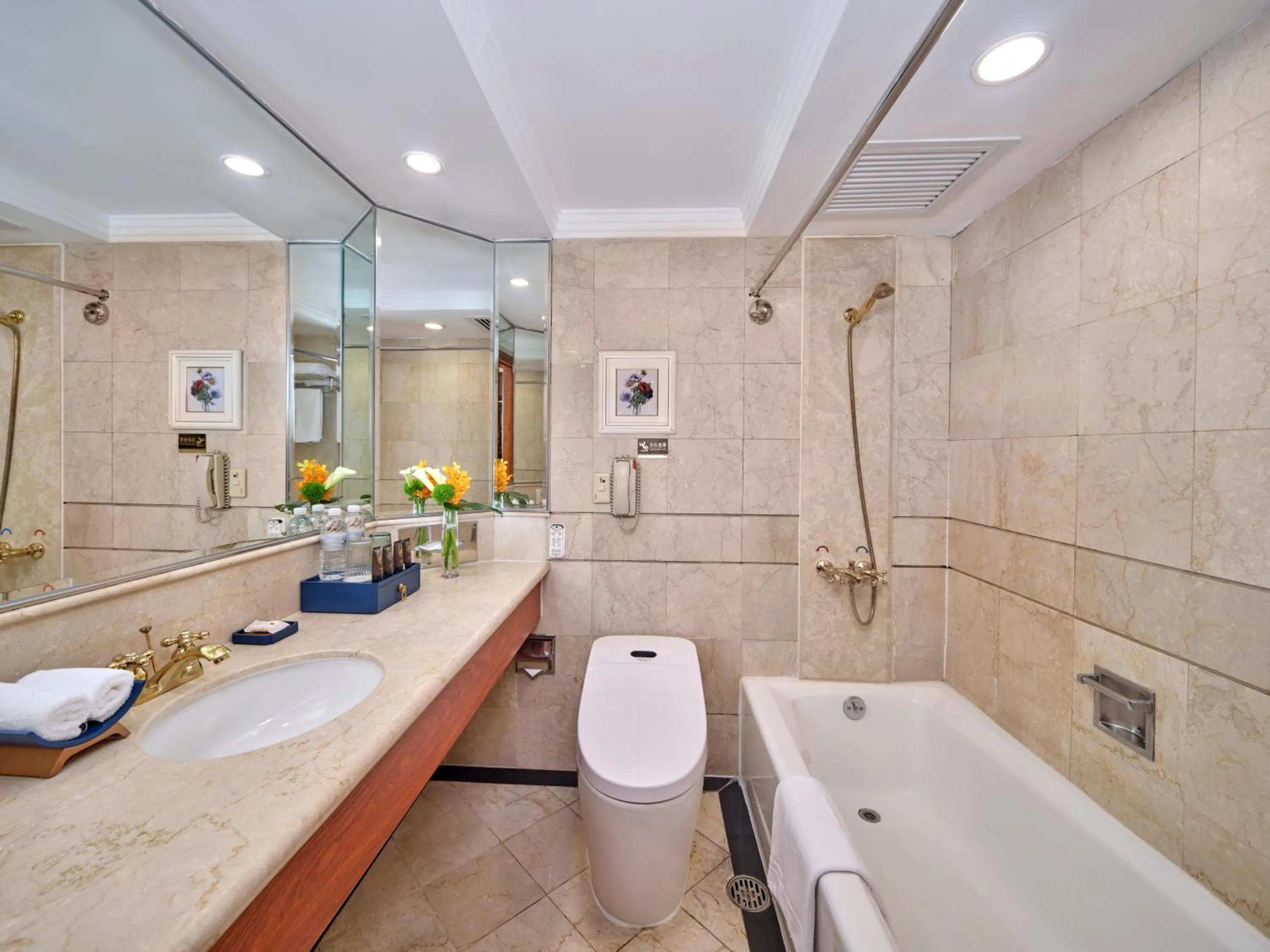 Toilet in Shanghai Park Hotel